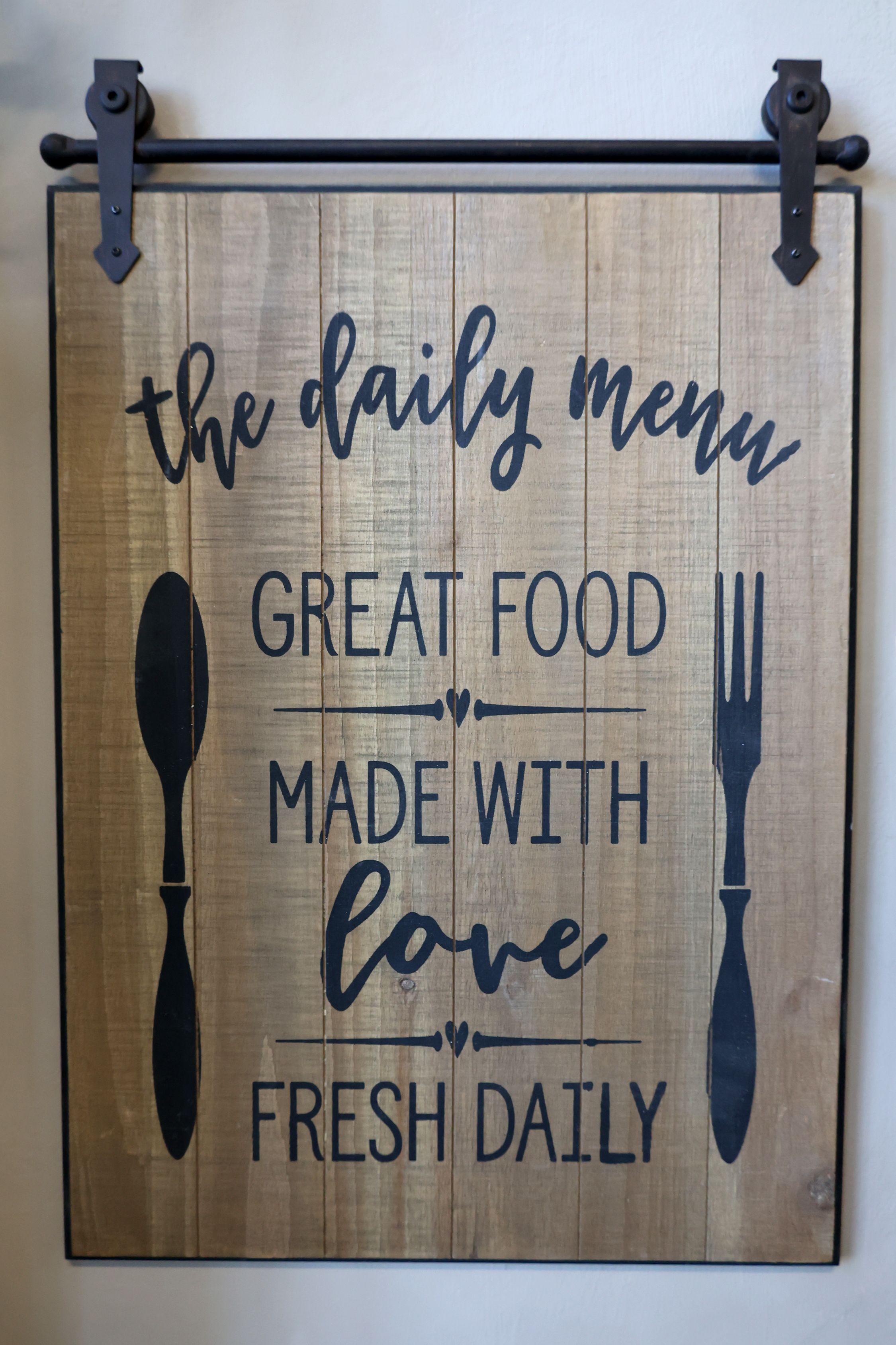 Schild The daily menu aus Holz und Eisen, 57 cm hoch