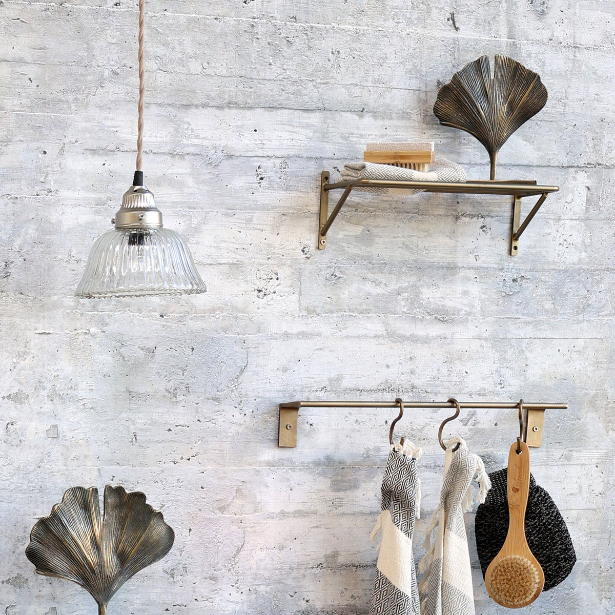 Deko auf Sideboard: Blatt aus Aluminium, Messing, 19,5 cm