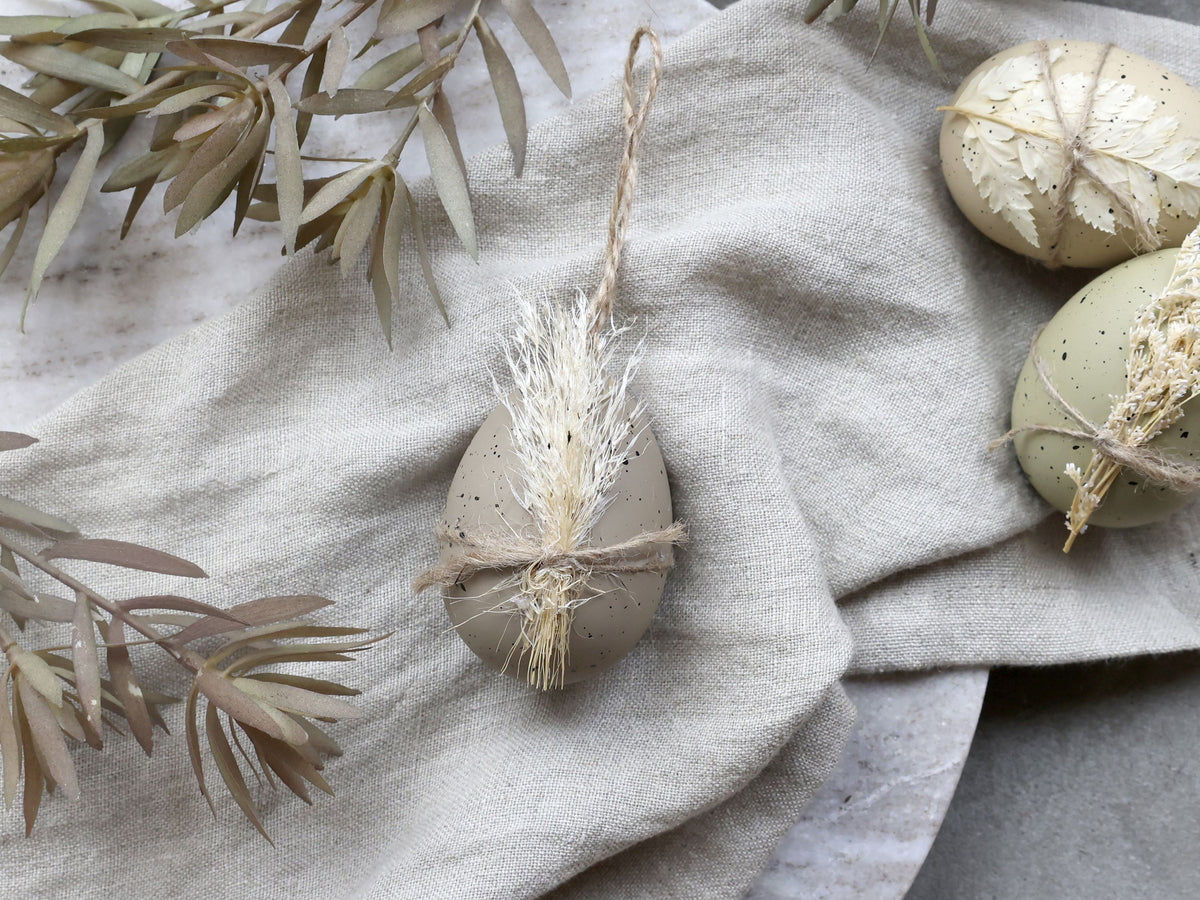 Osterei mit getrockneten Blumen, 7 cm hoch, latte