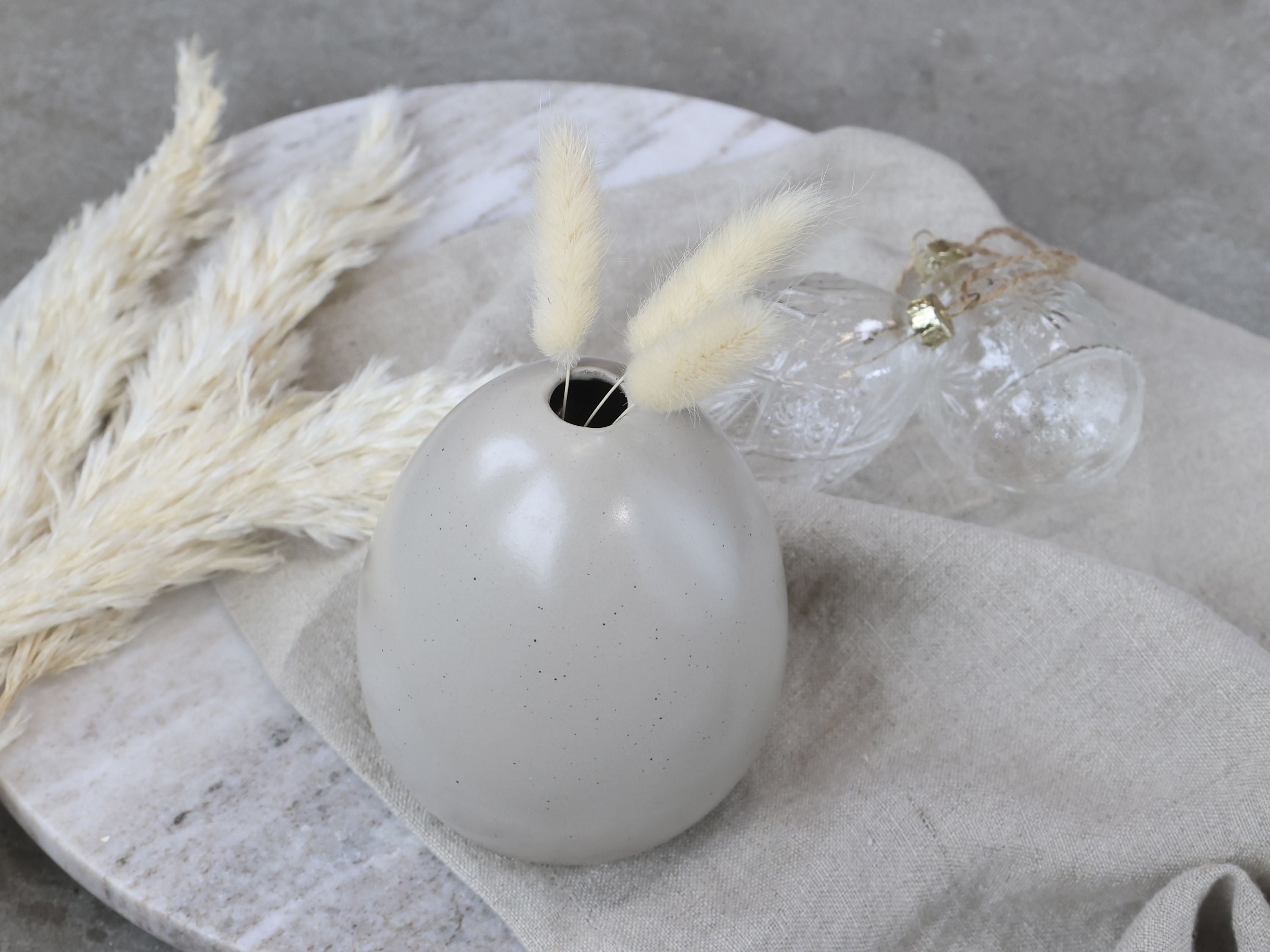 Vase Osterei aus Porzellan, 11 cm hoch, hell latte