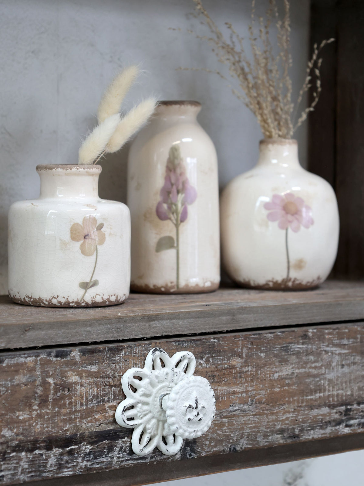 Griff mit französischer Lilie, Eisen, 8 cm, antique creme