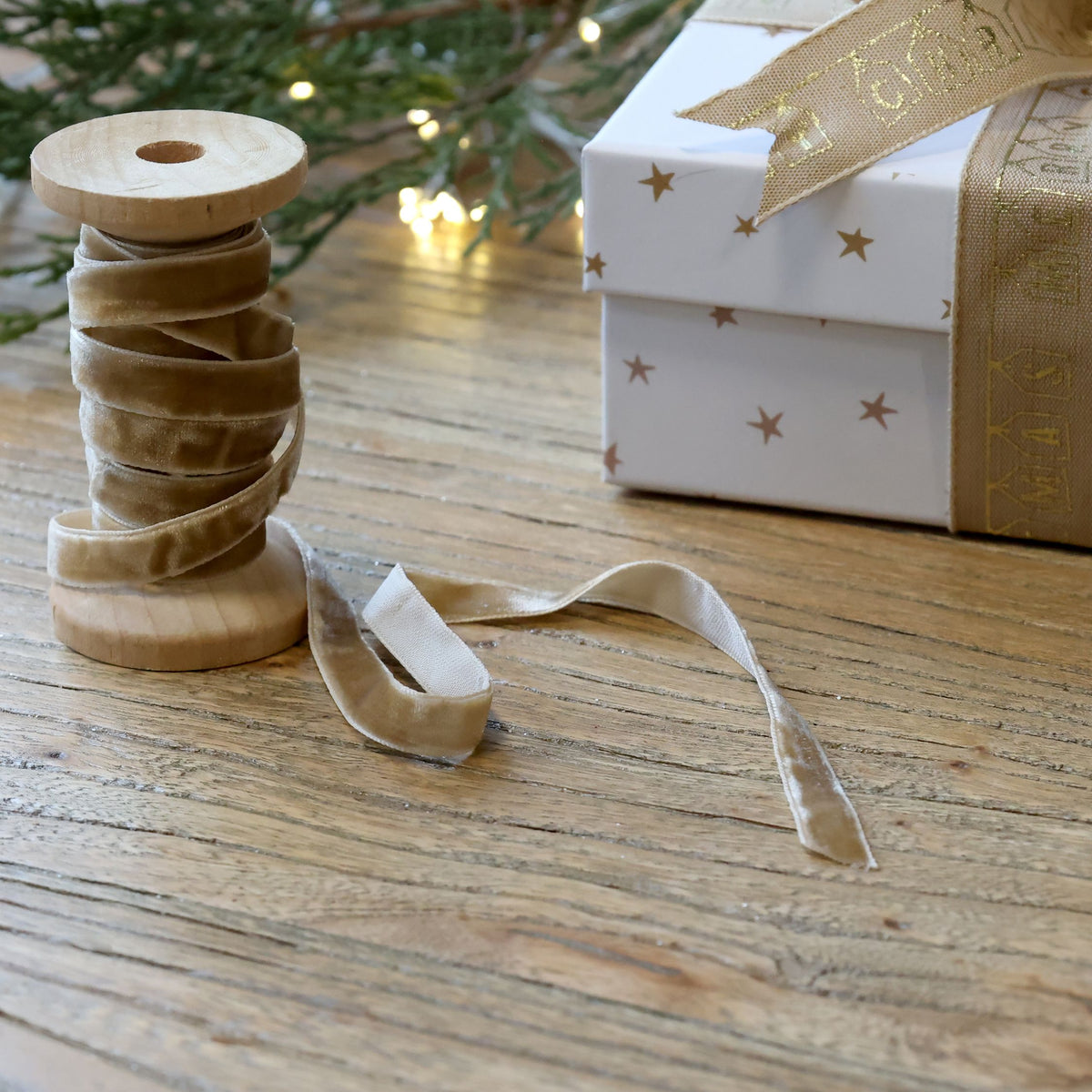 Velourband auf Holzspule, 5 m x 1 cm, creme