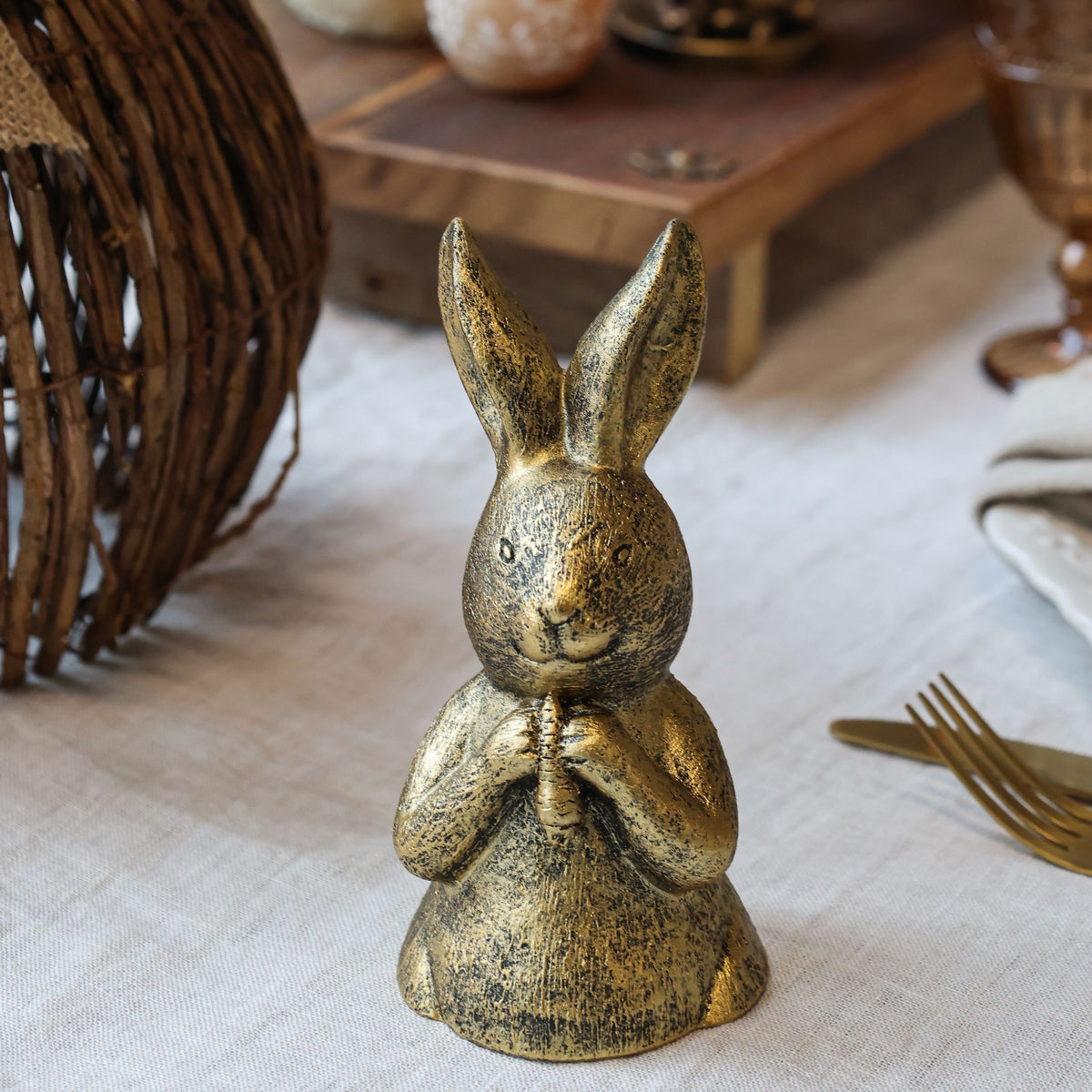 Kaninchen mit Karotte Figur aus Polyresin, antique messing