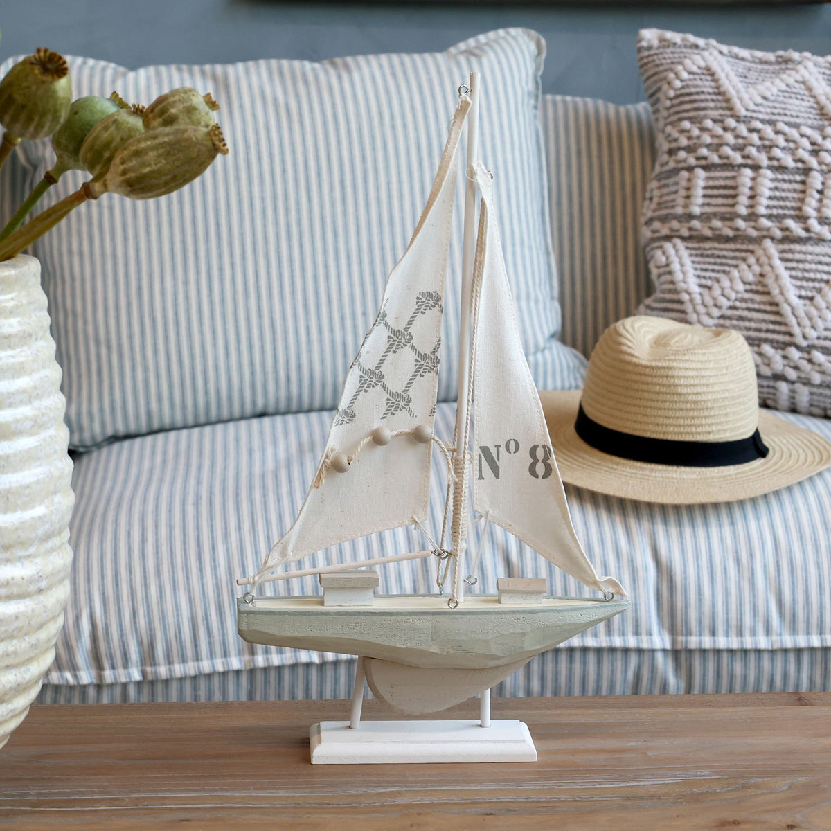 Segelboot-Dekofigur auf Fuß, creme, 42 cm hoch