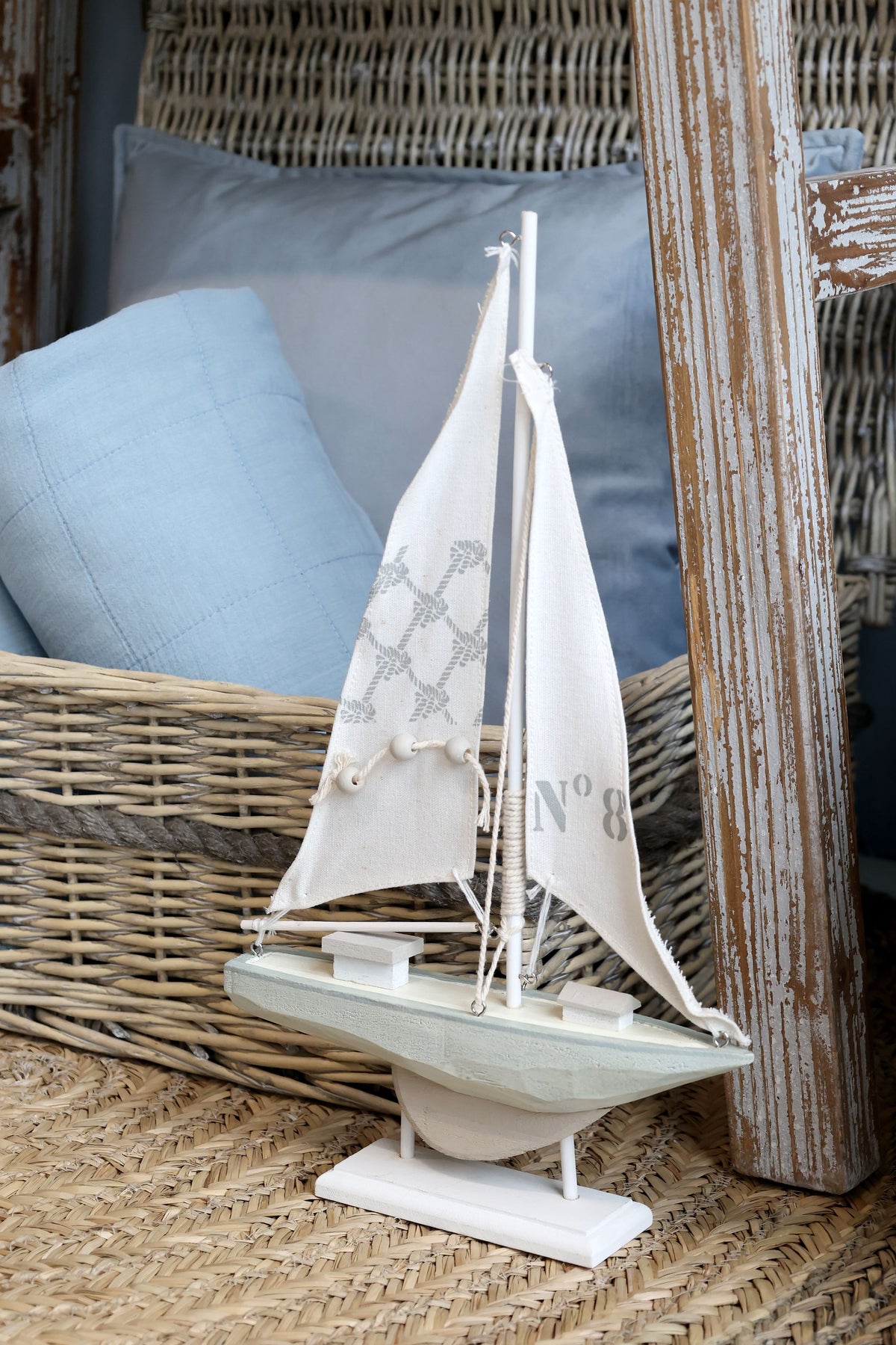 Segelboot-Dekofigur auf Fuß, creme, 42 cm hoch