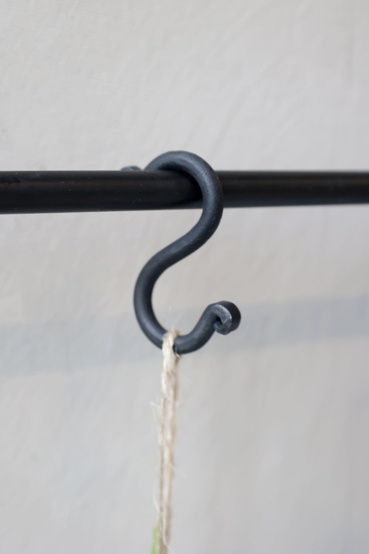 S-Haken aus Eisen, antique kohle, 5 cm hoch