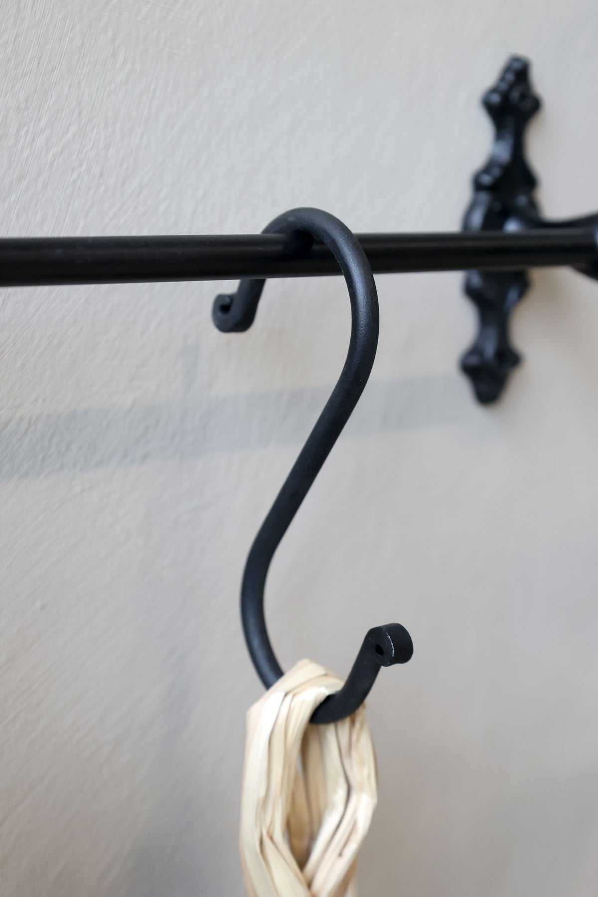 S-Haken aus Eisen in Antique Kohle, 11 cm hoch