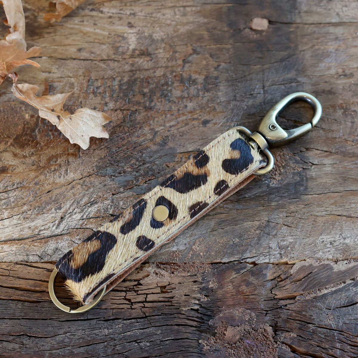 Schlüsselanhänger aus Leder mit Leopardenmuster