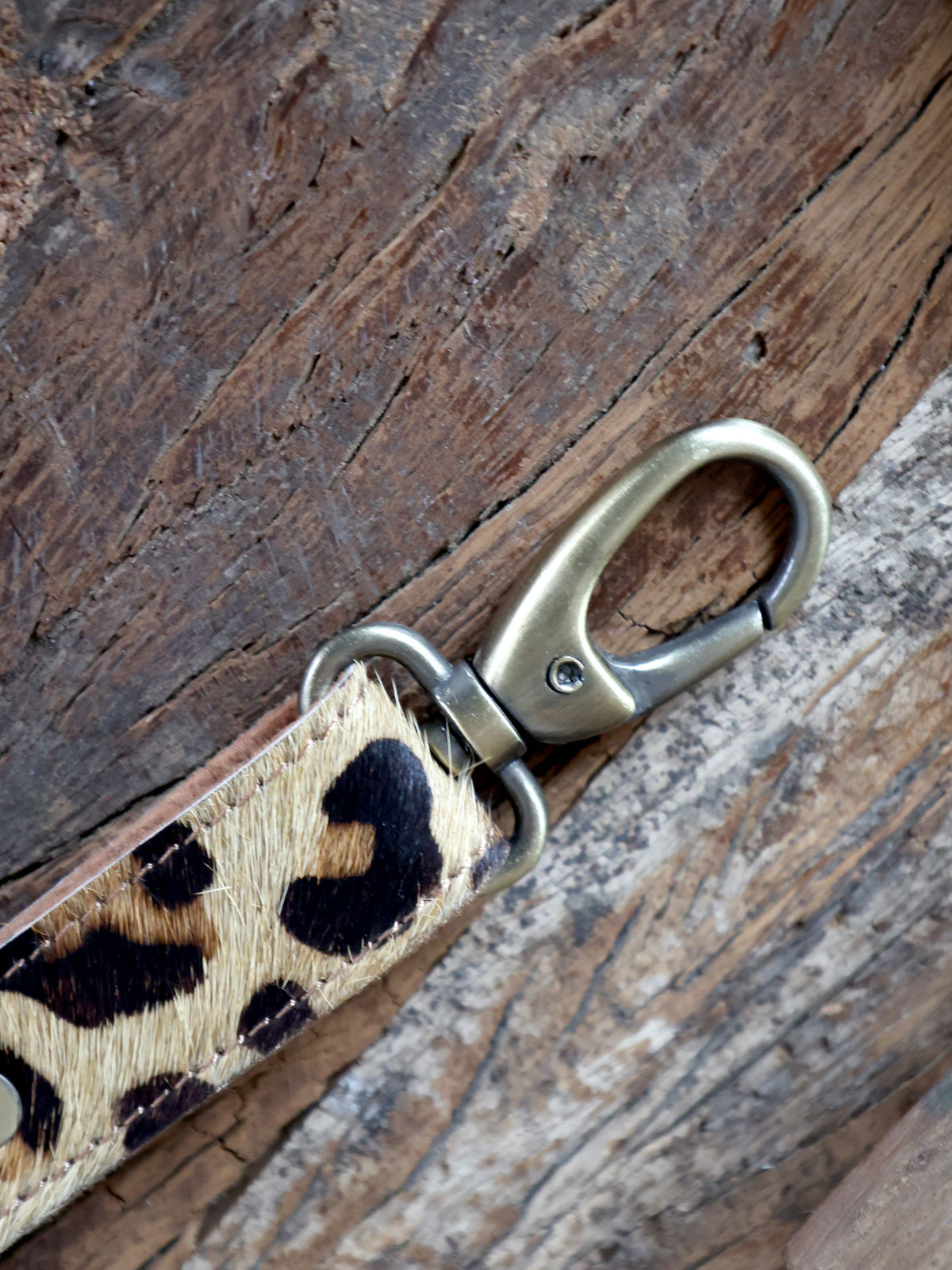 Schlüsselanhänger aus Leder mit Leopardenmuster