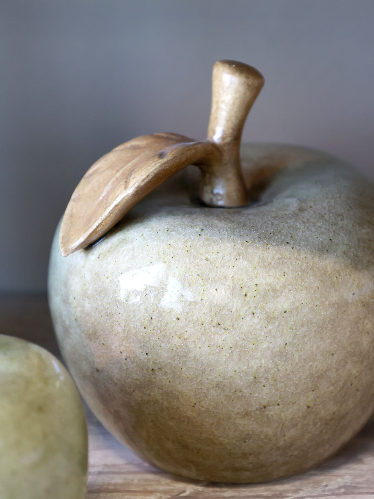 Deko für Regal: Apfel aus Steingut, latte, 13 cm hoch