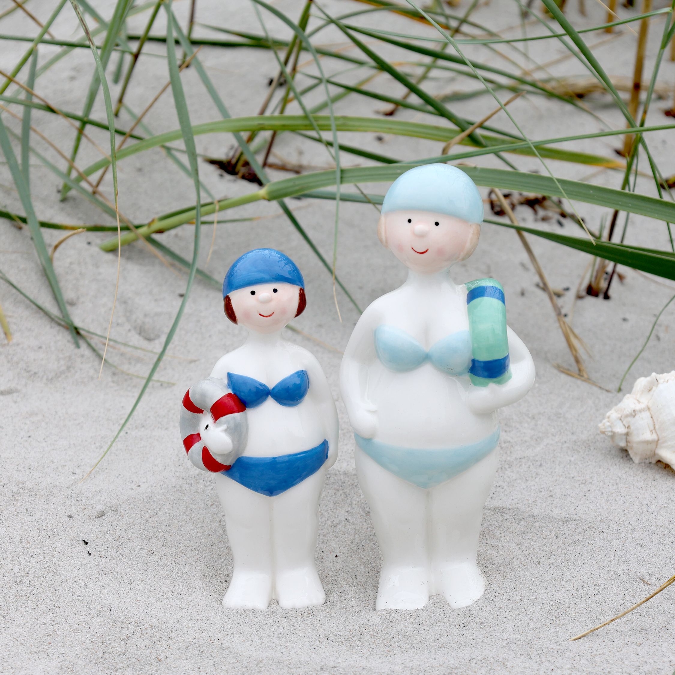 Deko-Figur Dame mit Schwimmring aus Keramik, 17,5 cm hoch