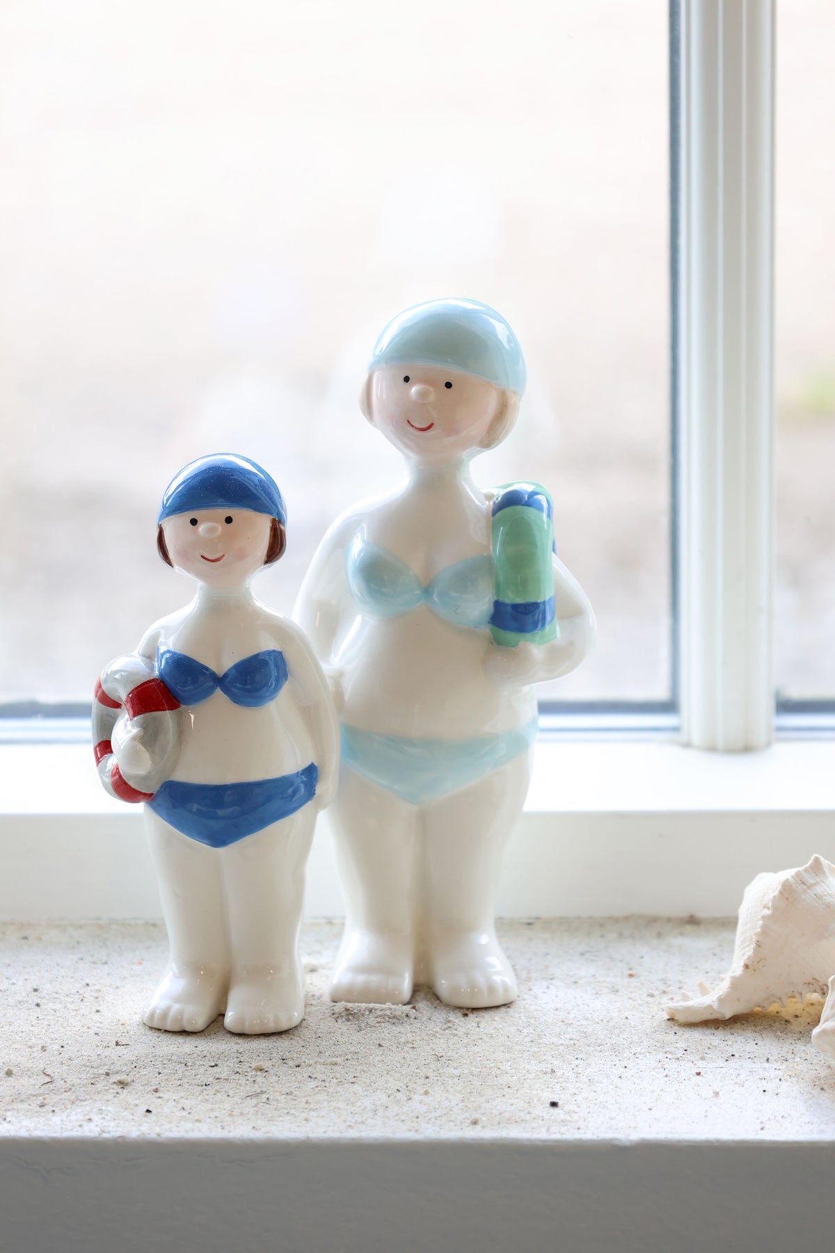 Deko-Figur Dame mit Schwimmring aus Keramik, 17,5 cm hoch