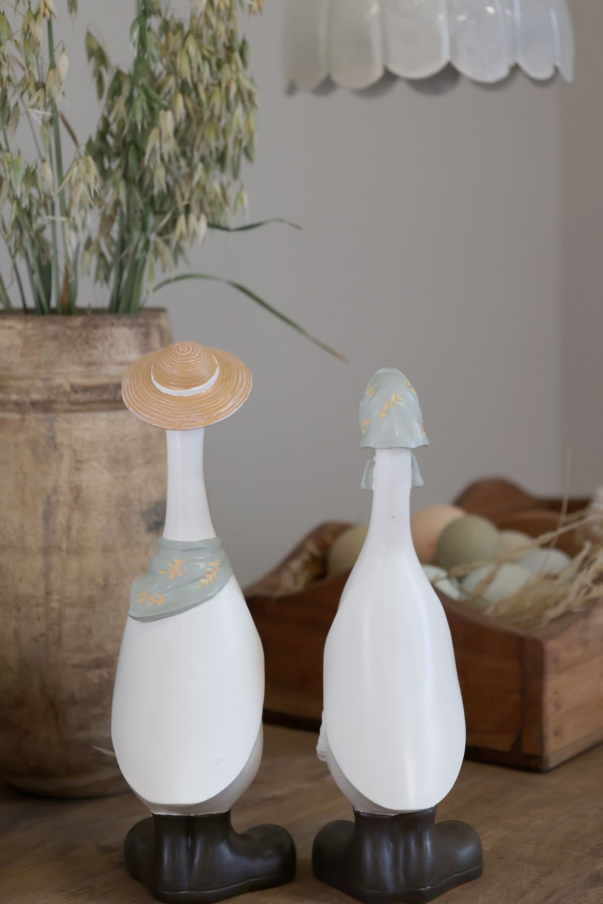 Gänsefiguren mit Schal und Hut – 2er Set, Polyresin, weiß