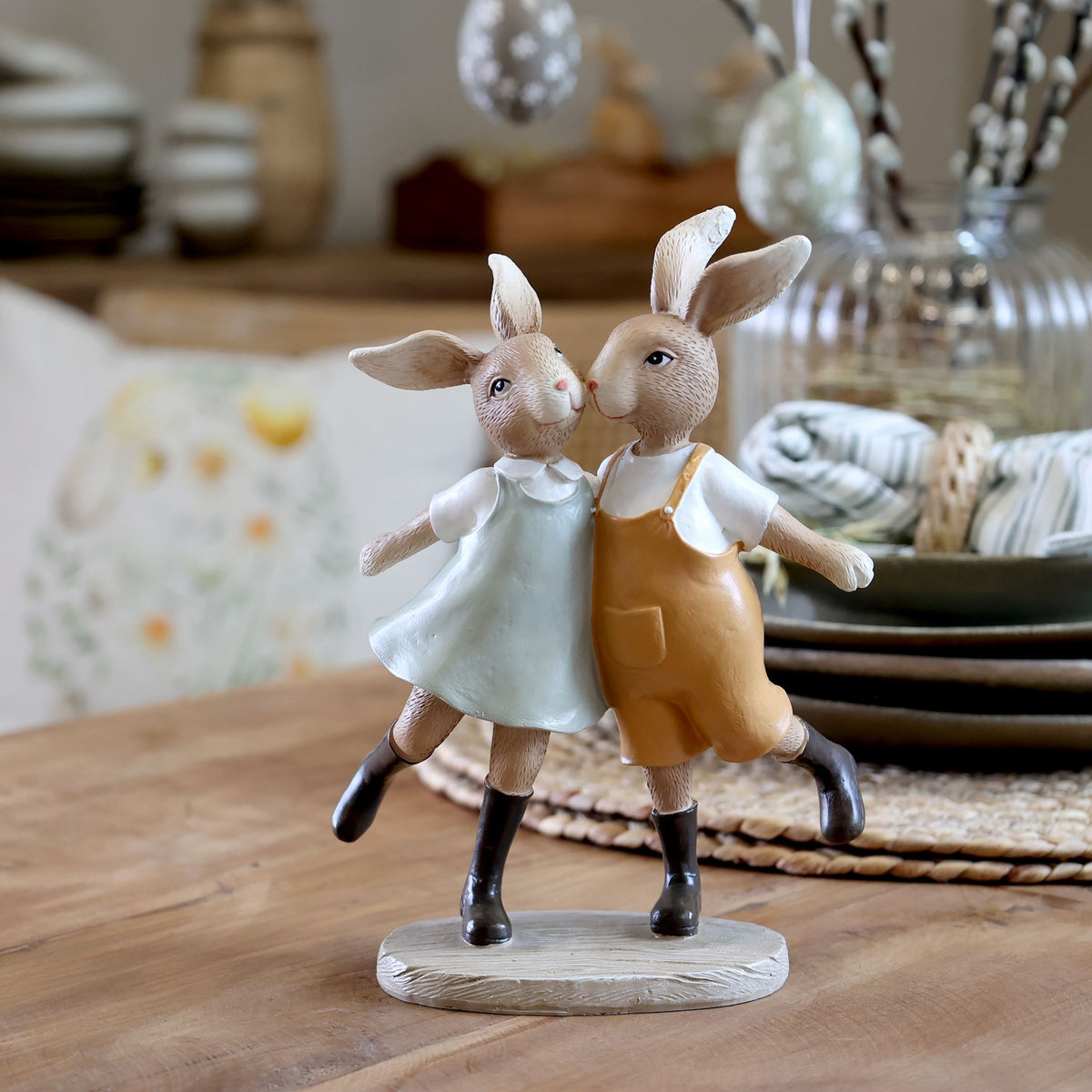 Kaninchenfigur mit Kleid und Hose aus Polyresin, 21 cm
