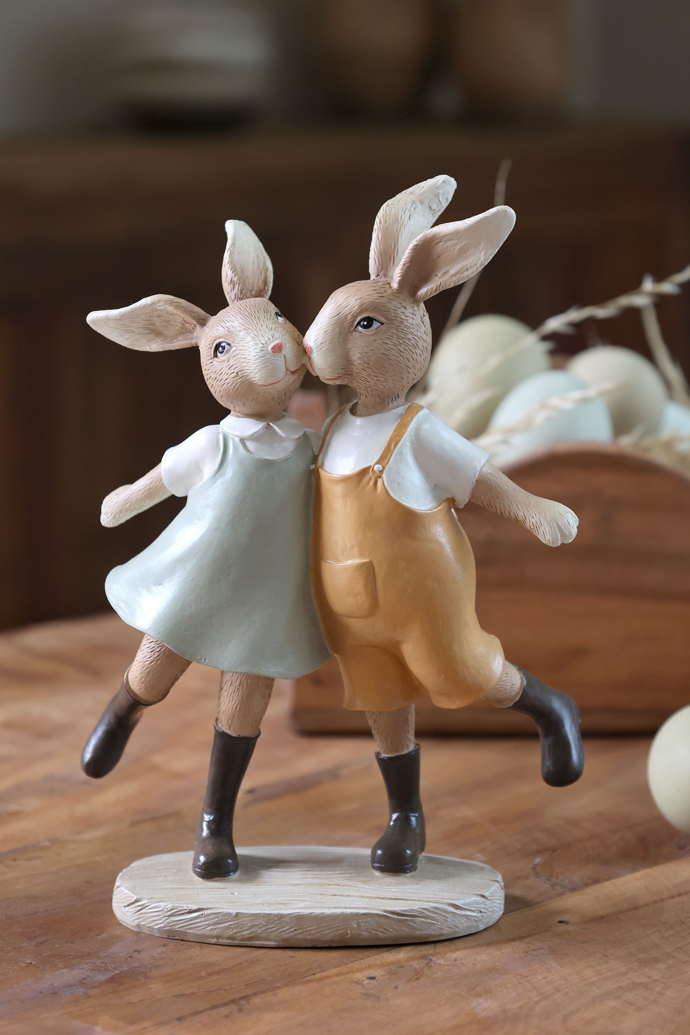Kaninchenfigur mit Kleid und Hose aus Polyresin, 21 cm