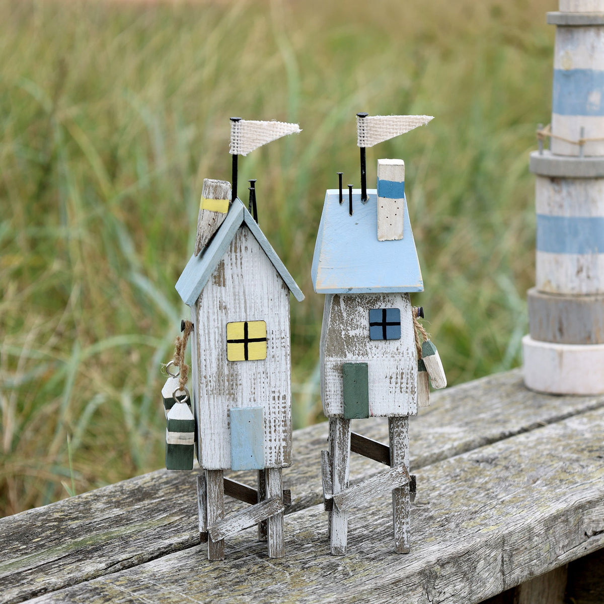 Strandhaus mit Flagge – Deko-Figuren aus Holz, 28 cm
