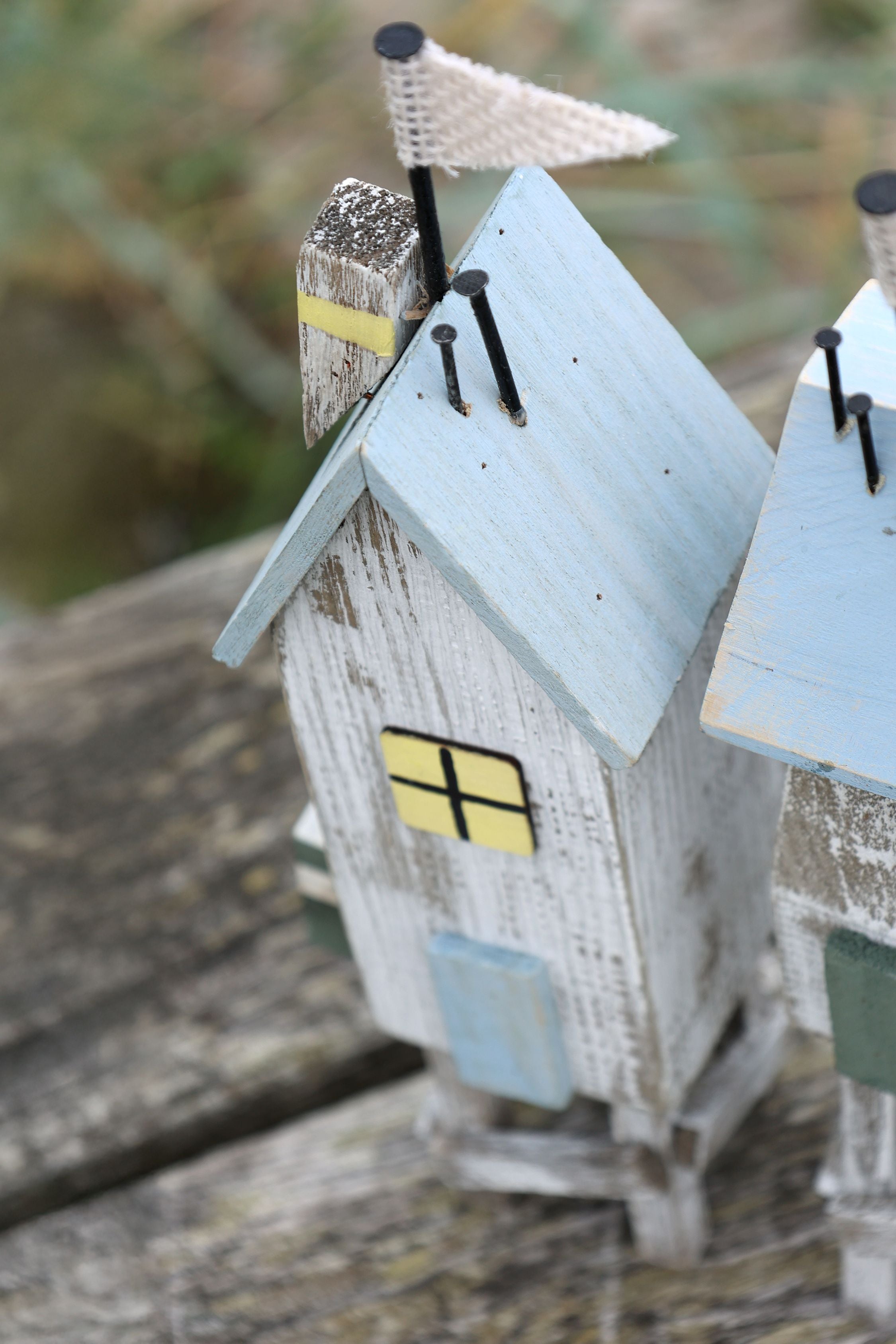 Strandhaus mit Flagge – Deko-Figuren aus Holz, 28 cm