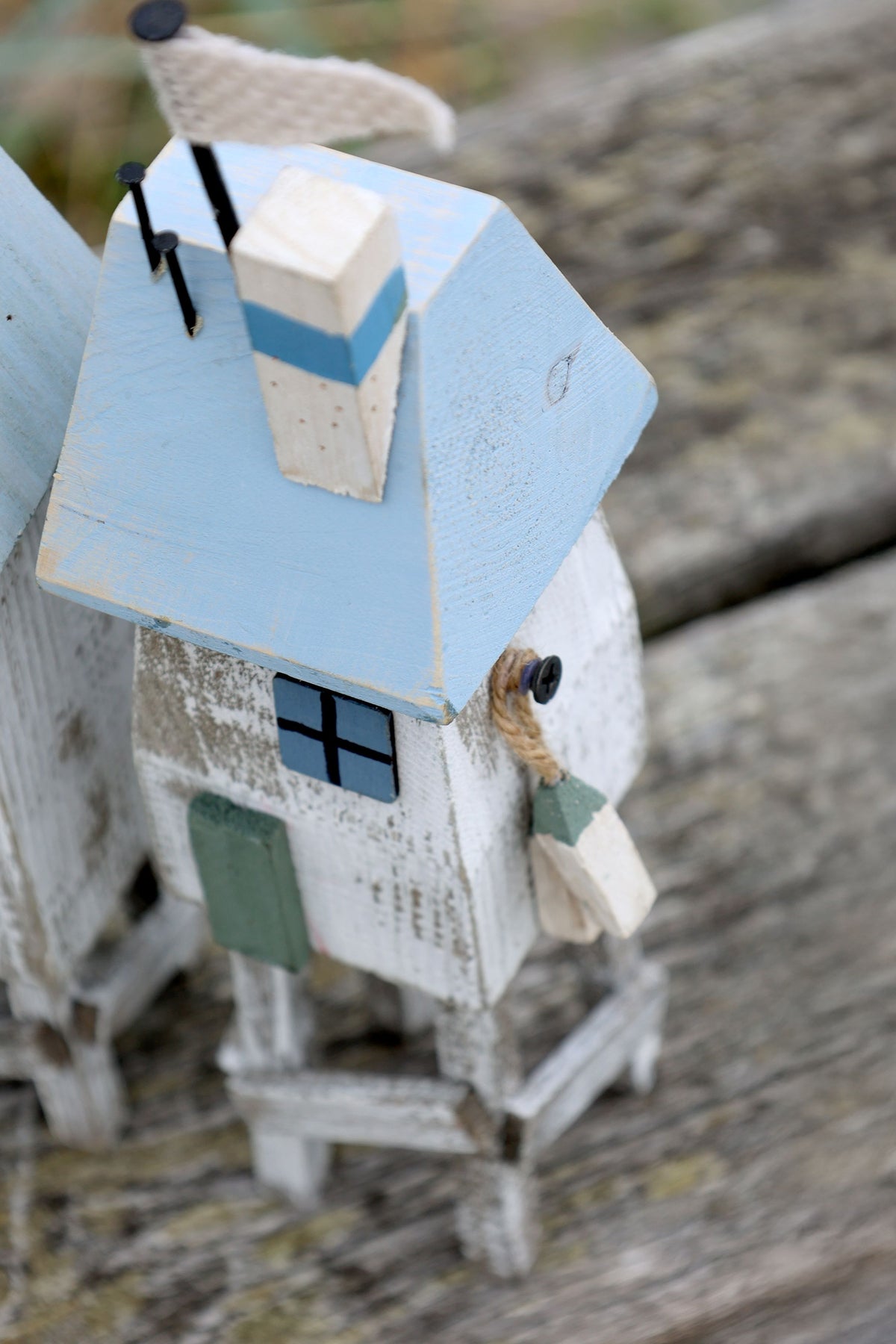 Strandhaus mit Flagge – Deko-Figuren aus Holz, 28 cm