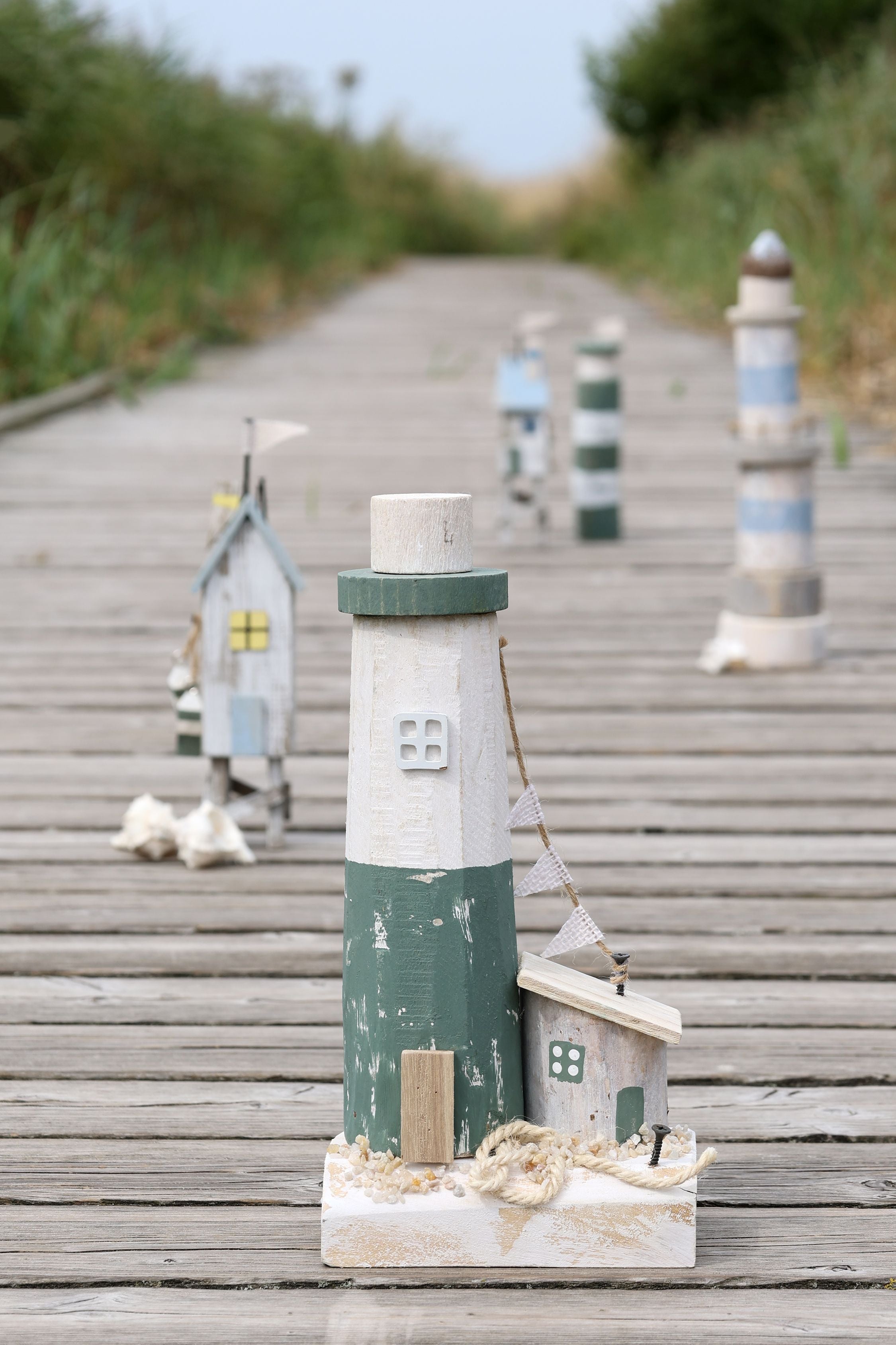 Strandhaus mit Flagge – Deko-Figuren aus Holz, 28 cm