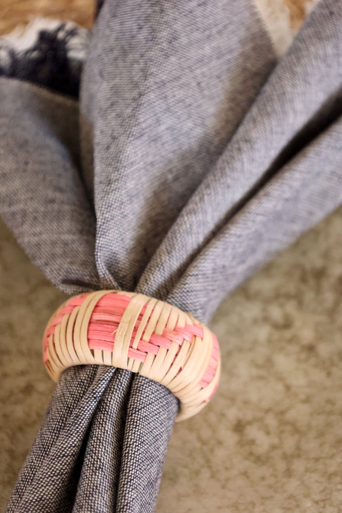 Serviettenring geflochten aus Jute, rosa und natur