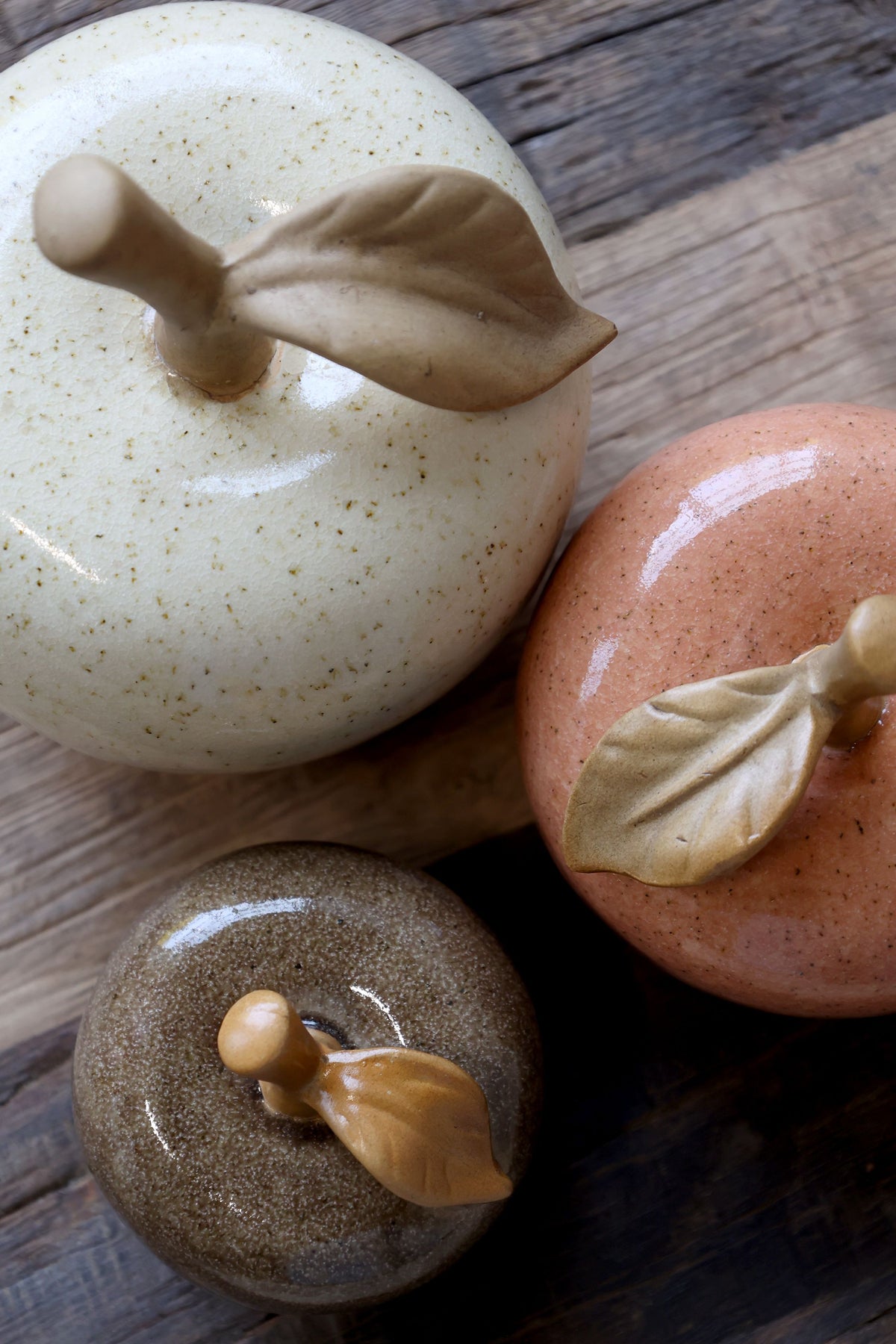 Keramik-Apfel als Deko für Regal, 9,5 cm hoch, coffee