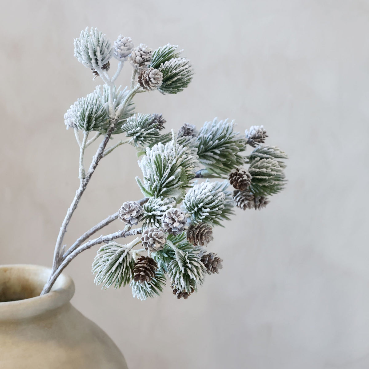 Deko-Blume mit Zedernzweigen und Zapfen, 62 cm