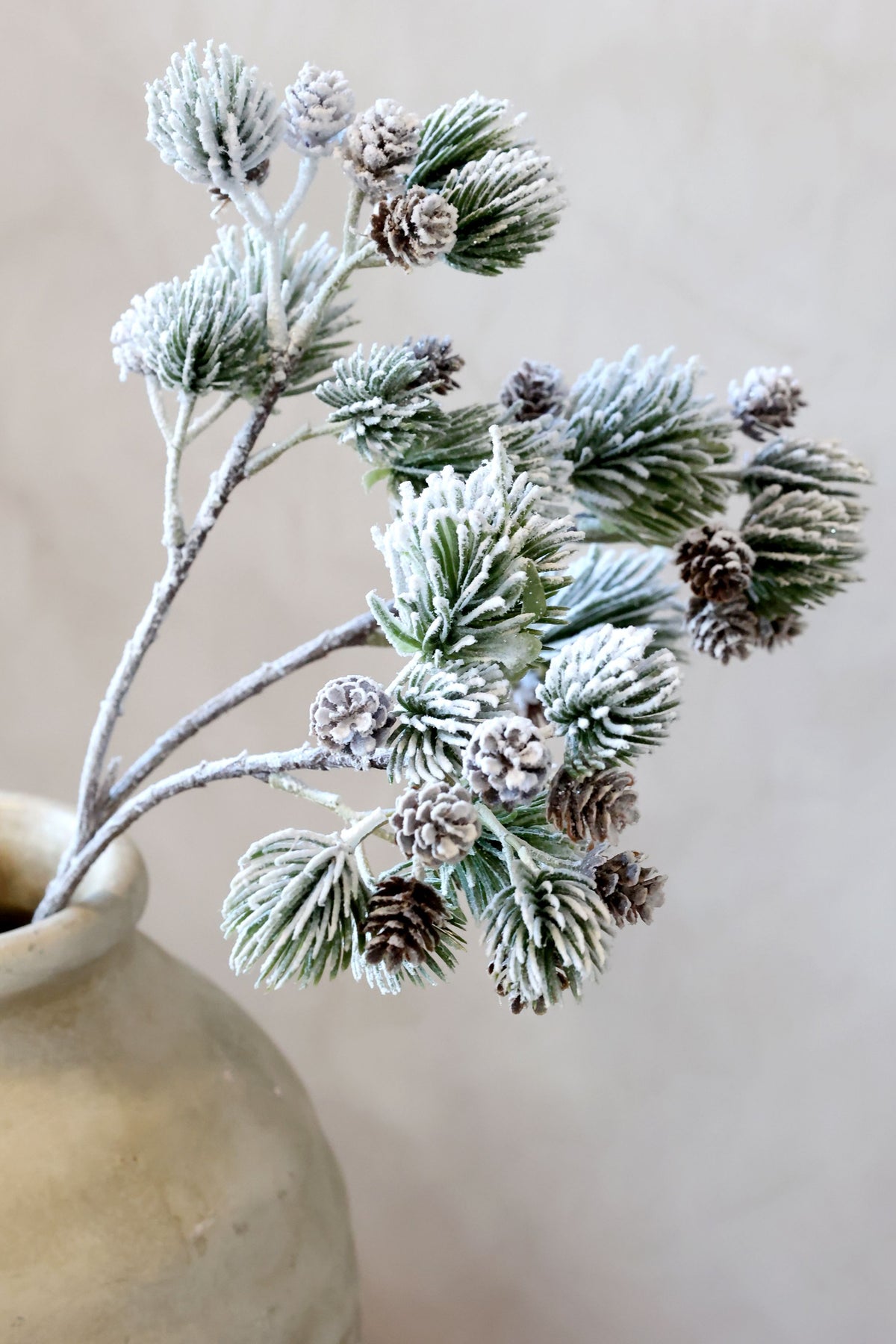 Deko-Blume mit Zedernzweigen und Zapfen, 62 cm