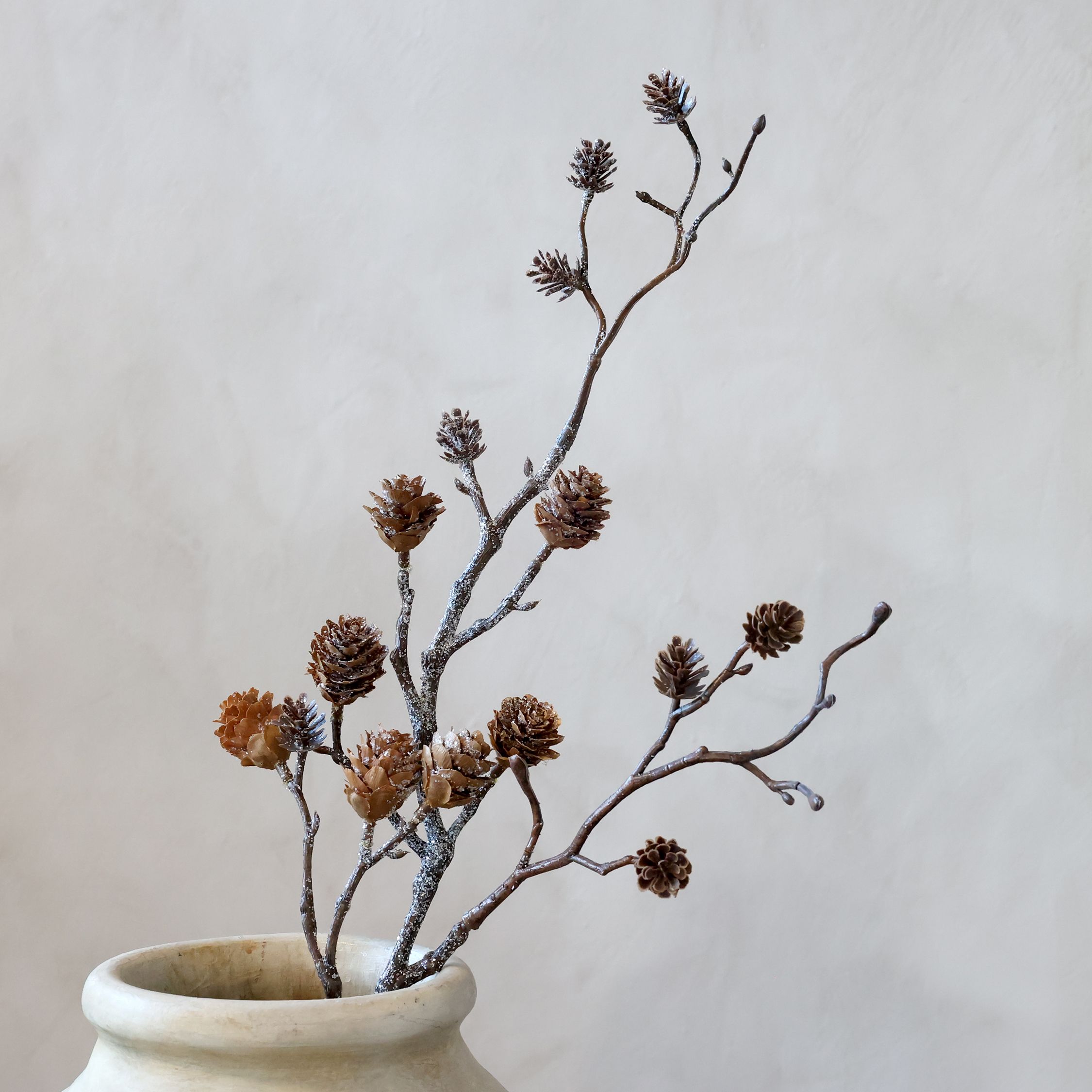 Dekoblume mit Tannenzapfen und Glitzer, 80 cm
