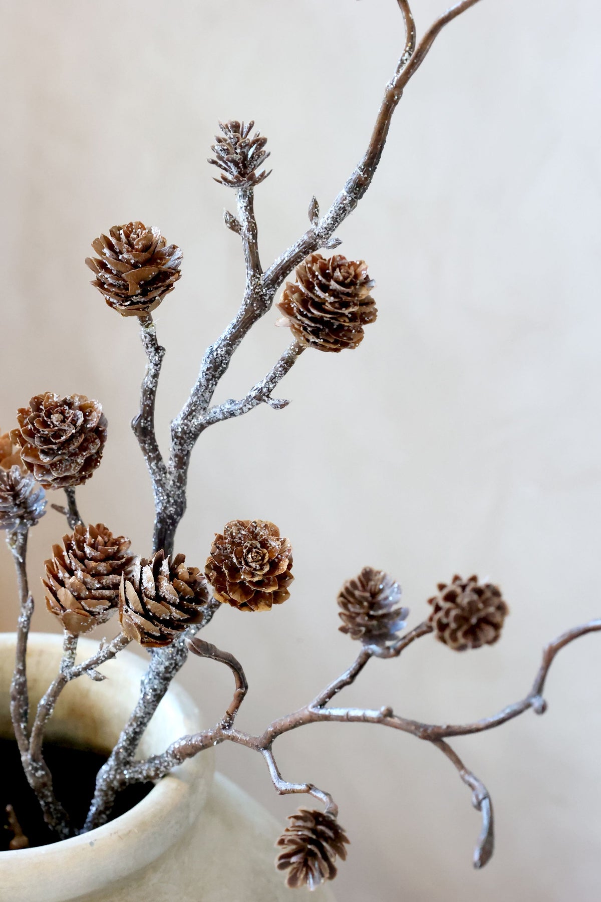 Dekoblume mit Tannenzapfen und Glitzer, 80 cm