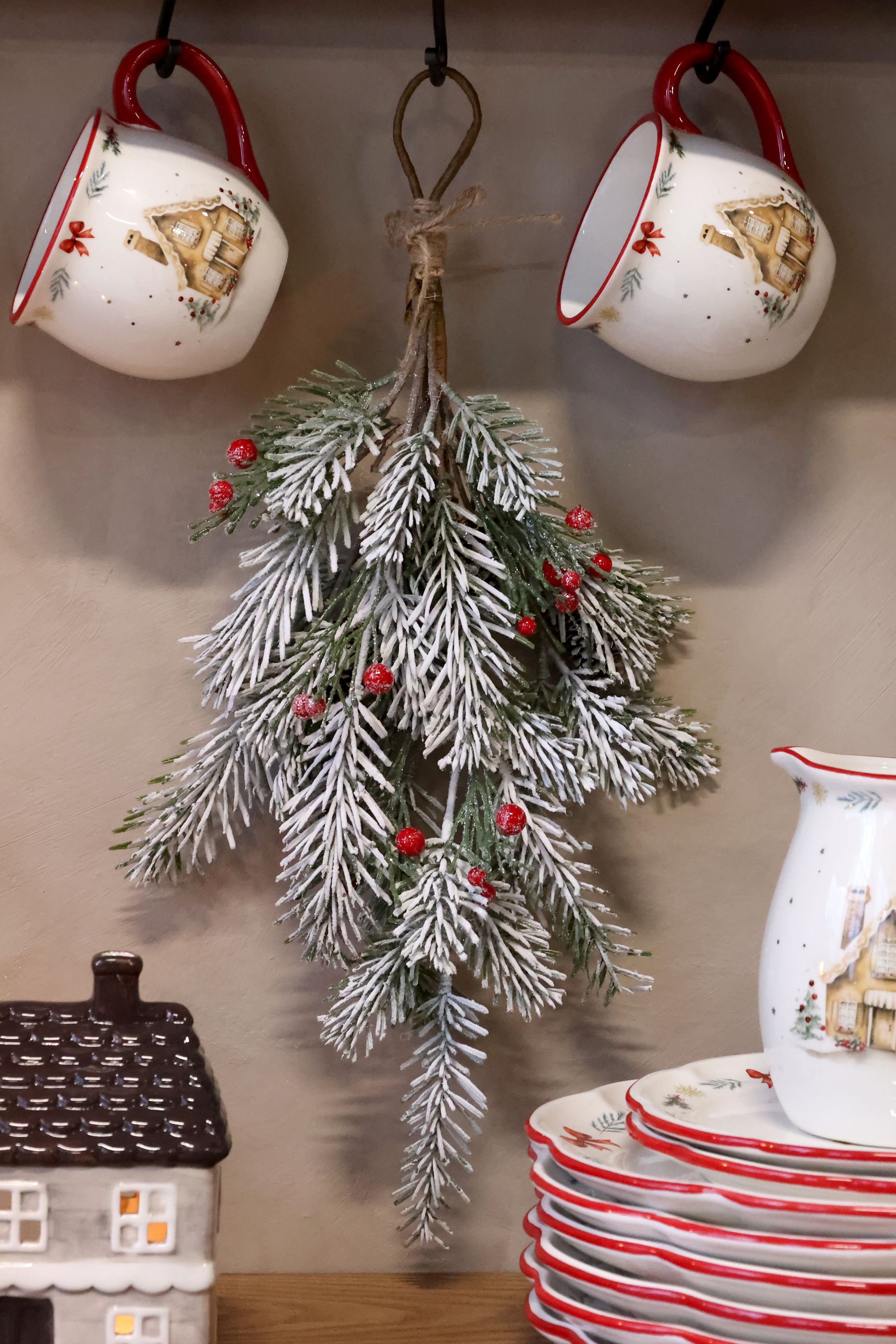 Tannenbaum mit Schnee und Beeren – Deko-Zweig, 46 cm