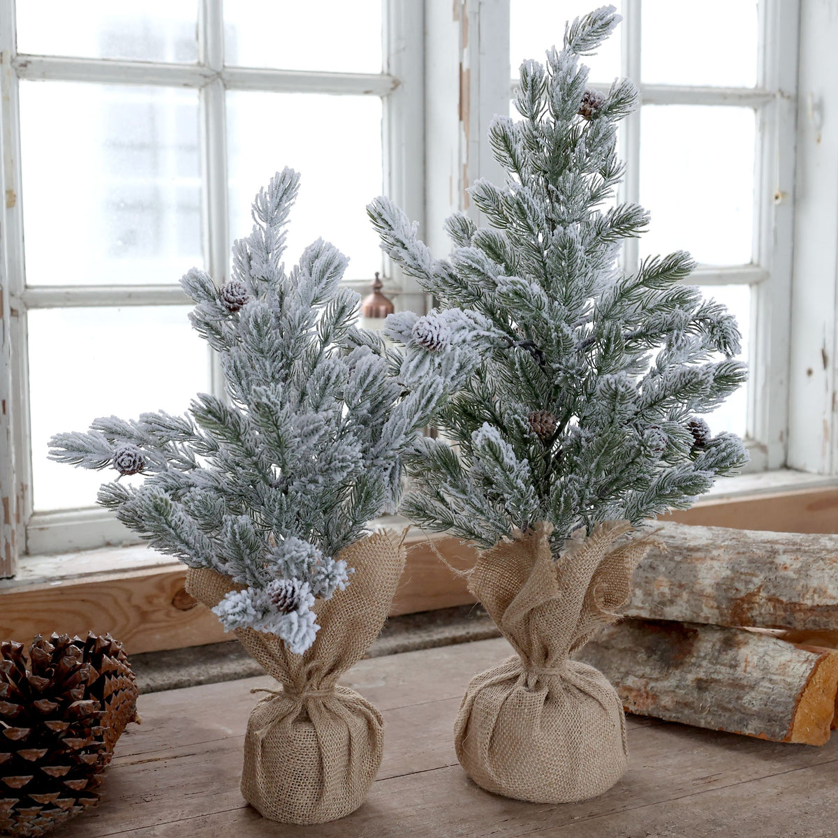 Tannenbaum mit Schnee und Zapfen, 54 cm hoch, Jute