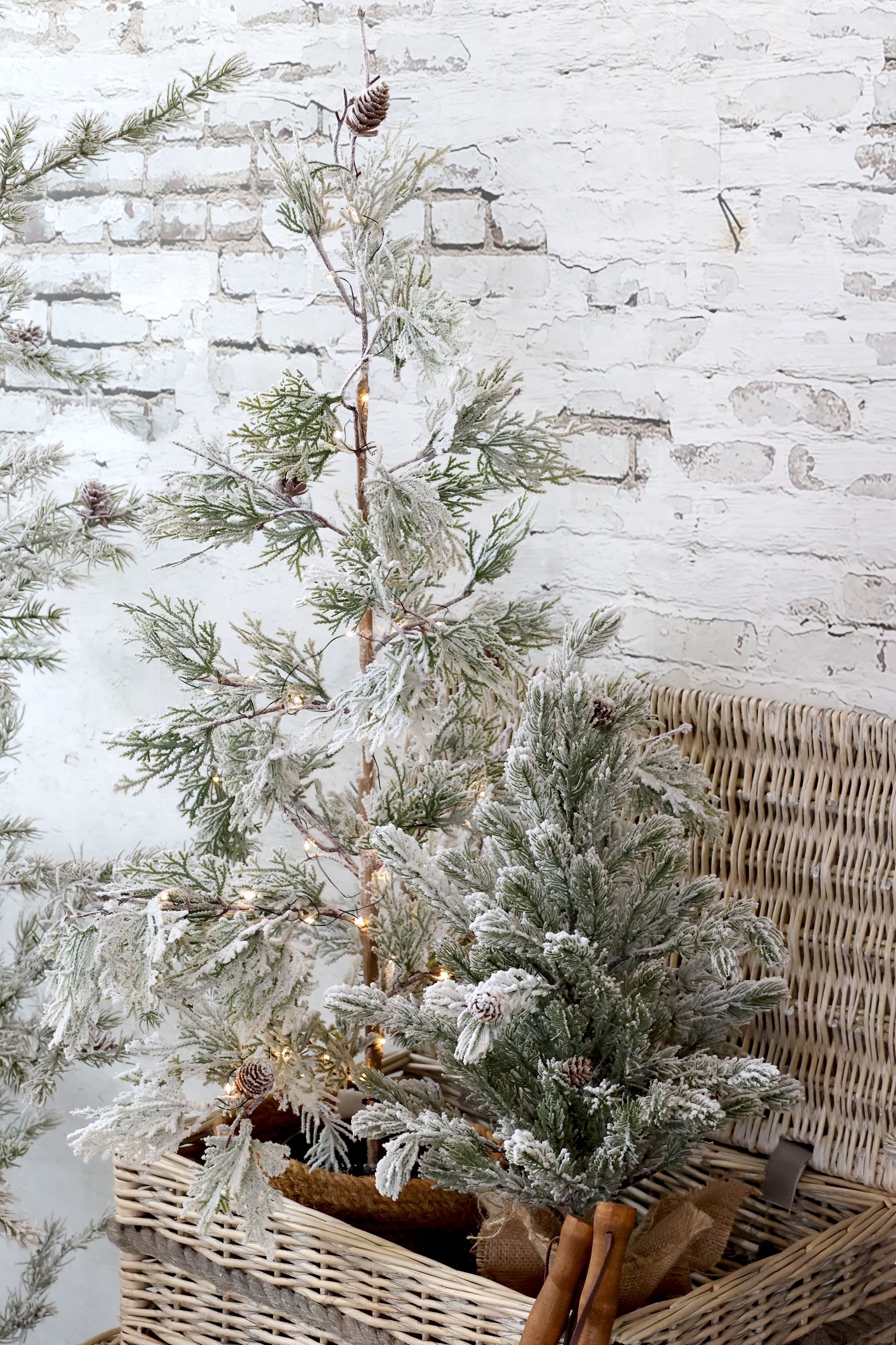 Tannenbaum mit Schnee und LED, 90 cm hoch, grün