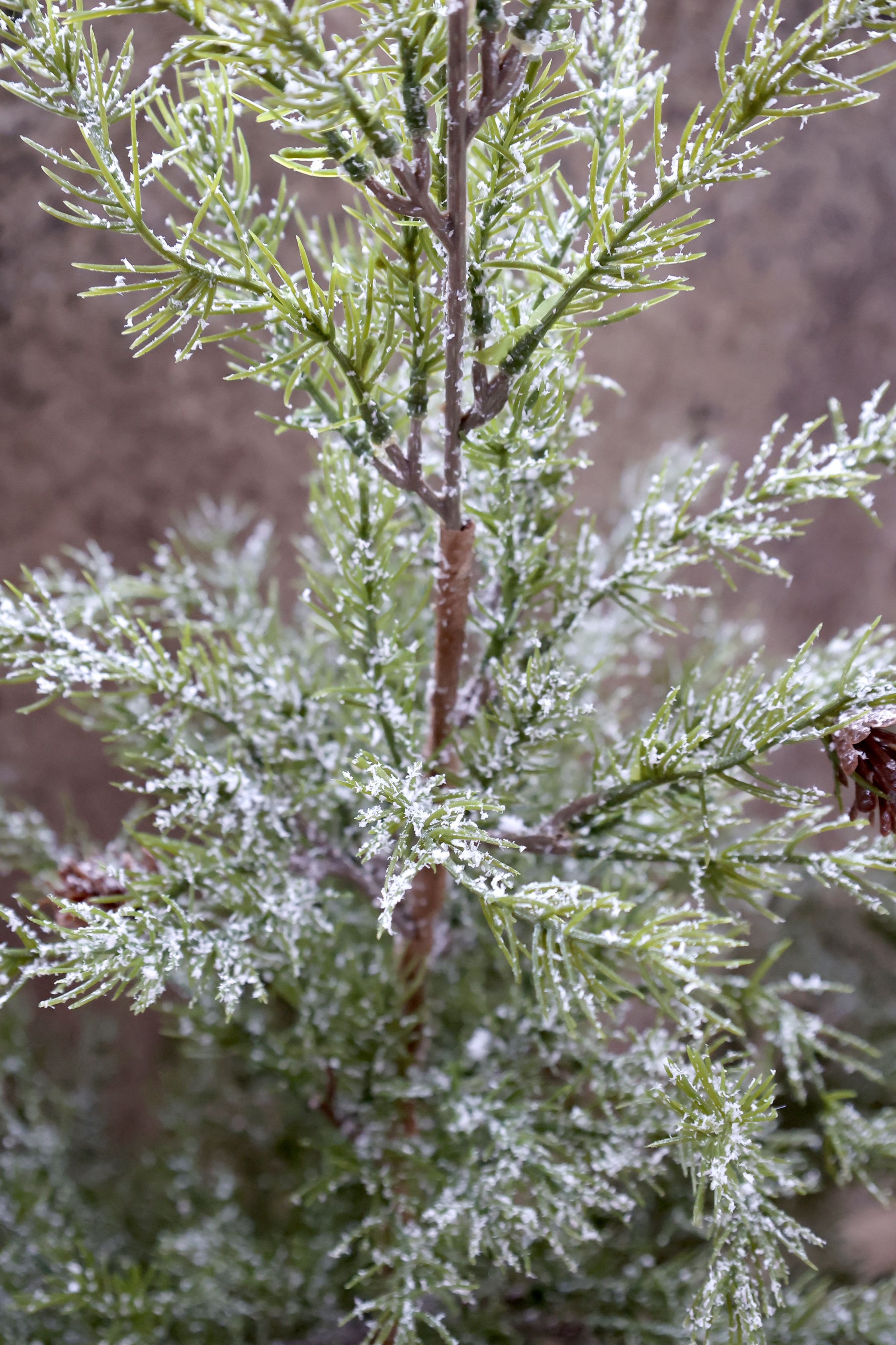 Tannenbaum mit Schnee und Zapfen, 120 cm hoch, mit Jute