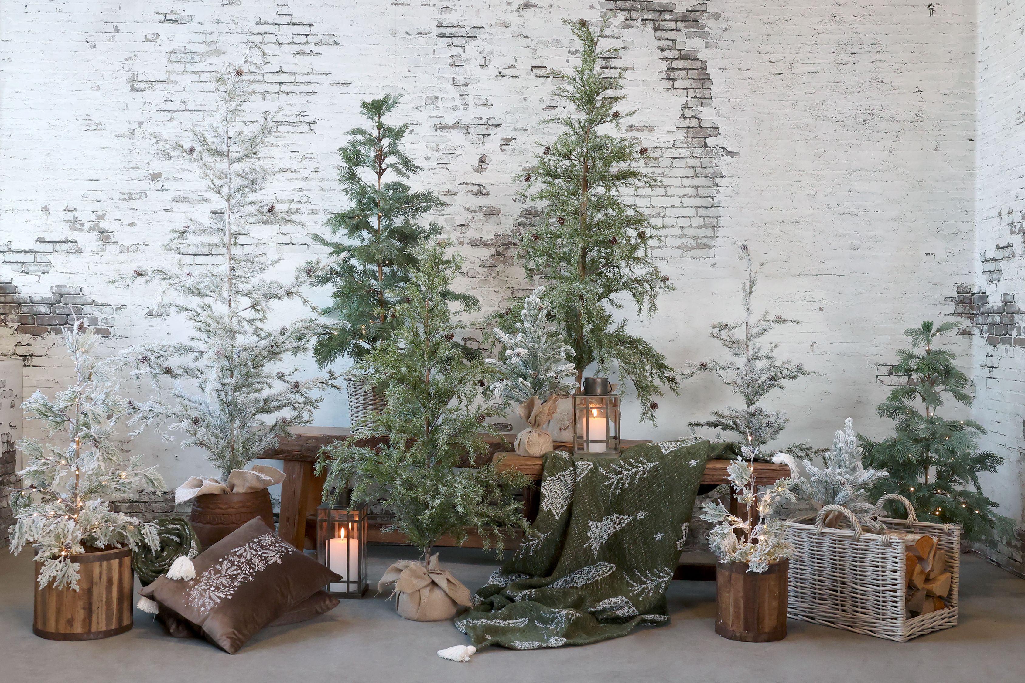 Tannenbaum mit Schnee und Zapfen, 150 cm hoch, Jute