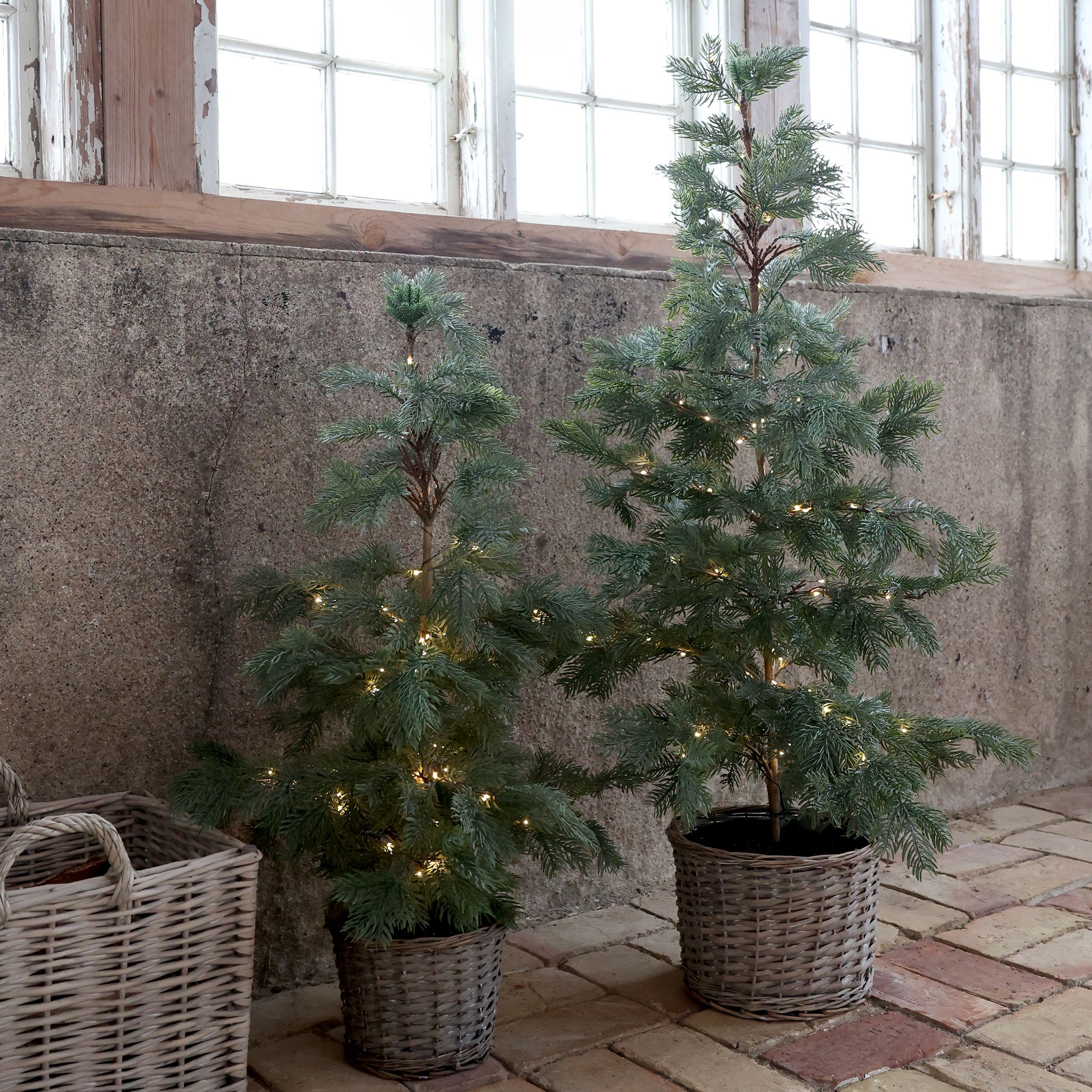LED Tannenbaum mit Korb und 80 Lichtern, 120 cm
