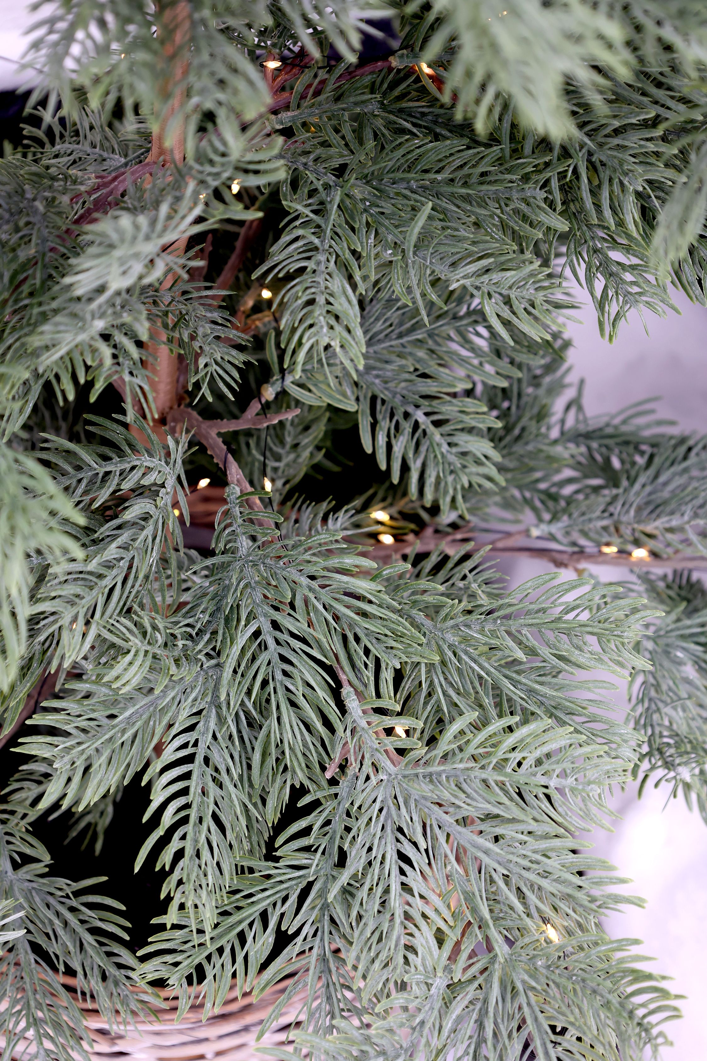 LED Tannenbaum mit Korb und 80 Lichtern, 120 cm