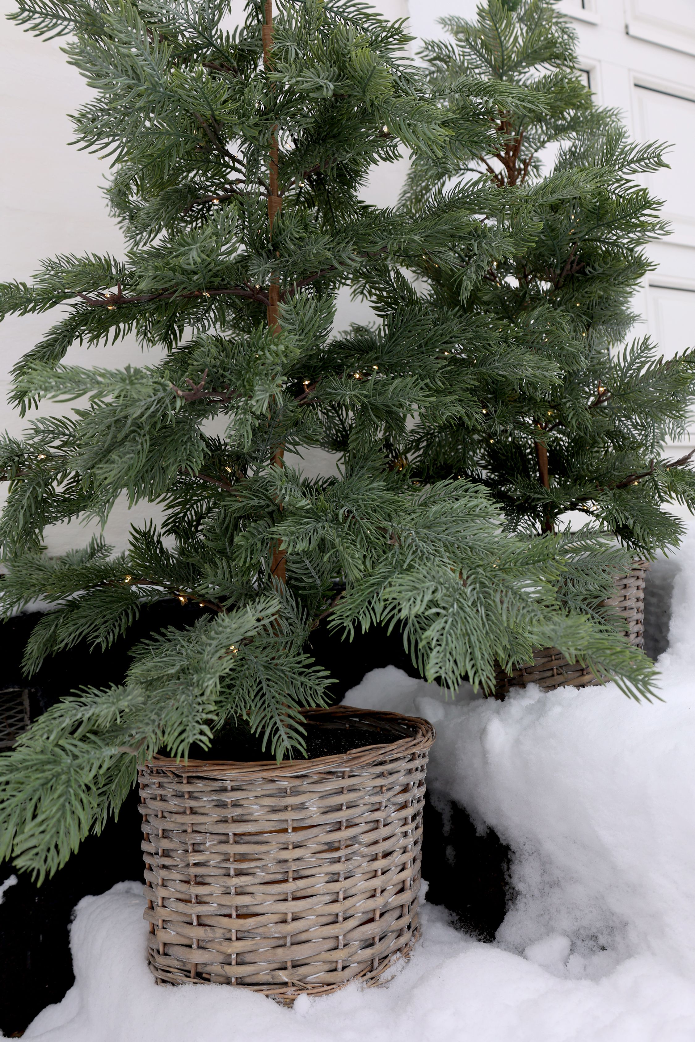 LED Tannenbaum mit Korb und 80 Lichtern, 120 cm