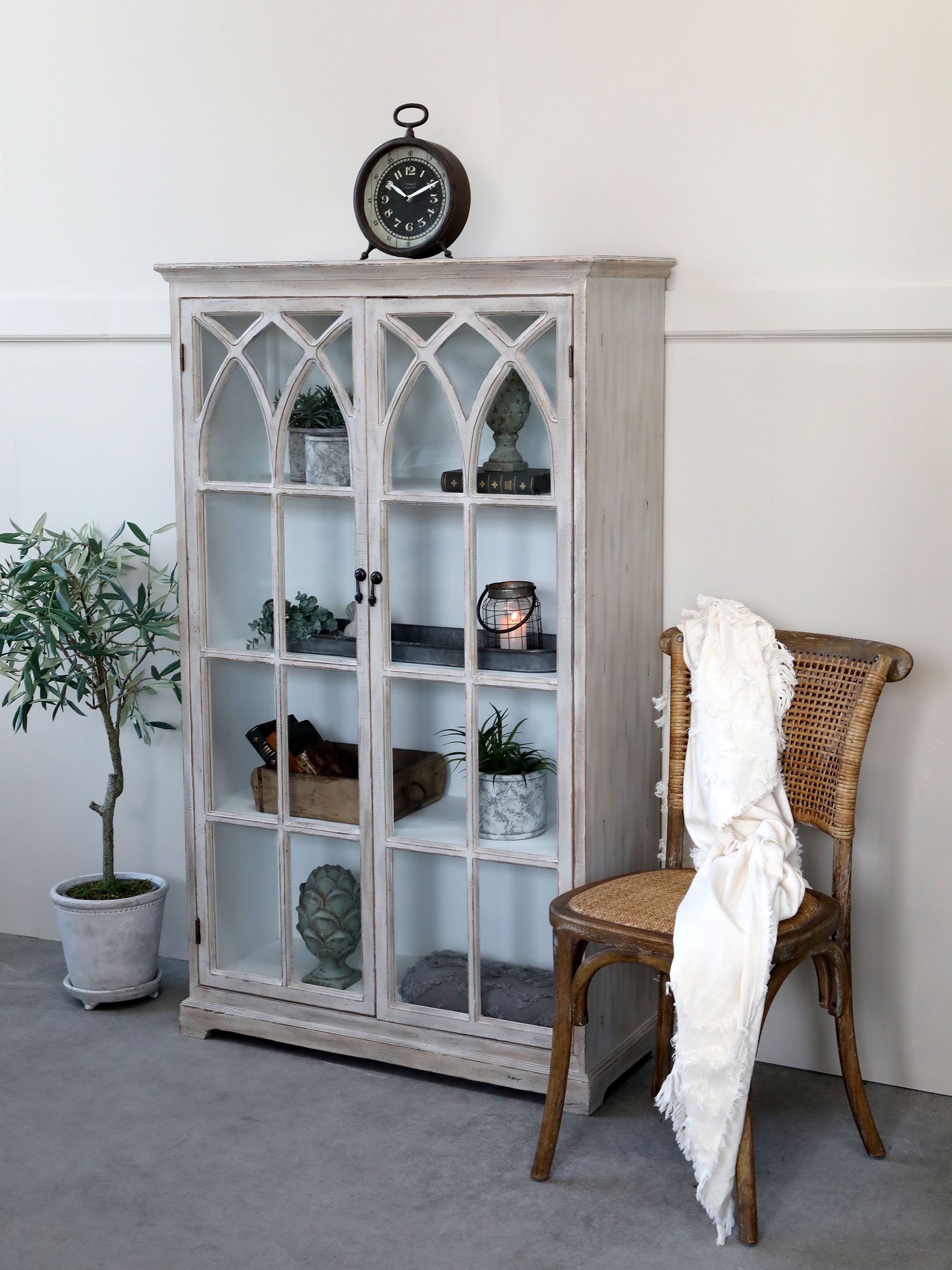 Vitrinenschrank aus Tannenholz mit Glastüren, 154 cm hoch