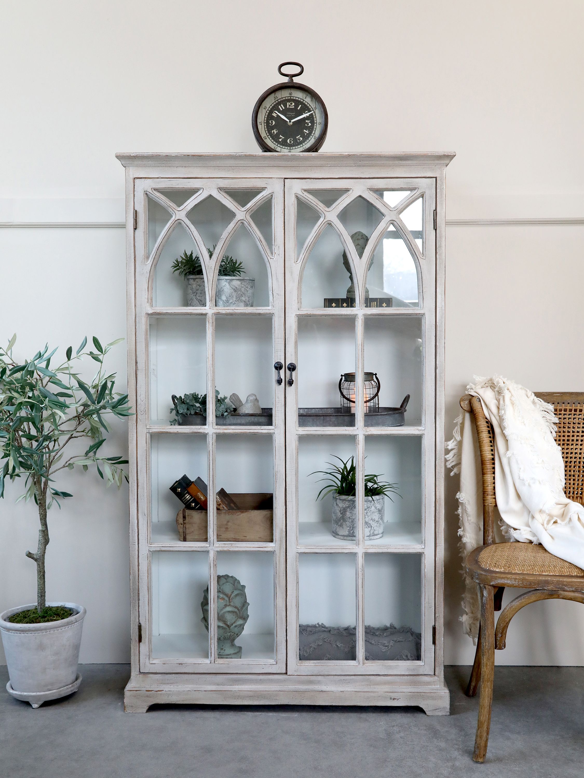 Vitrinenschrank aus Tannenholz mit Glastüren, 154 cm hoch