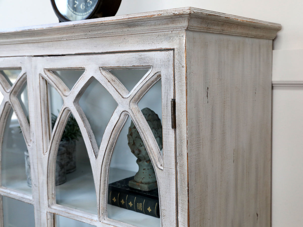 Vitrinenschrank aus Tannenholz mit Glastüren, 154 cm hoch