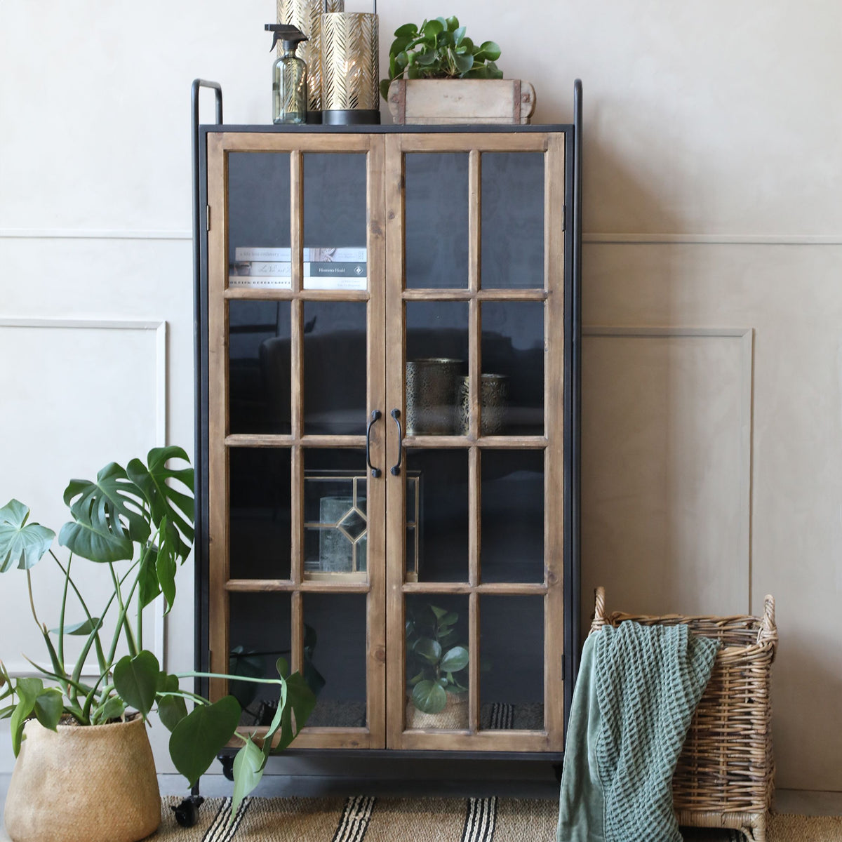 Vitrine auf Rollen mit Holztüren, antique schwarz