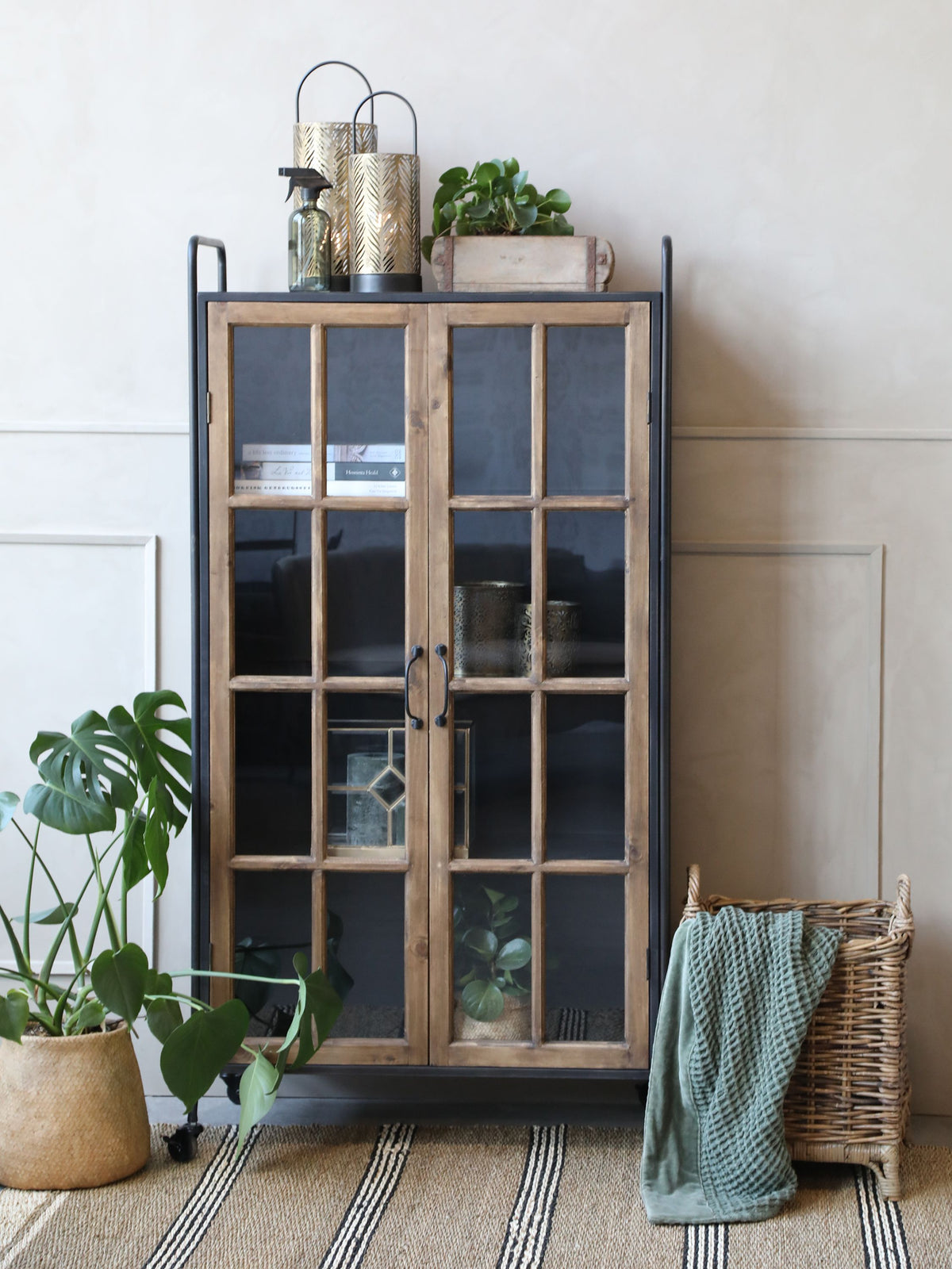 Vitrine auf Rollen mit Holztüren, antique schwarz