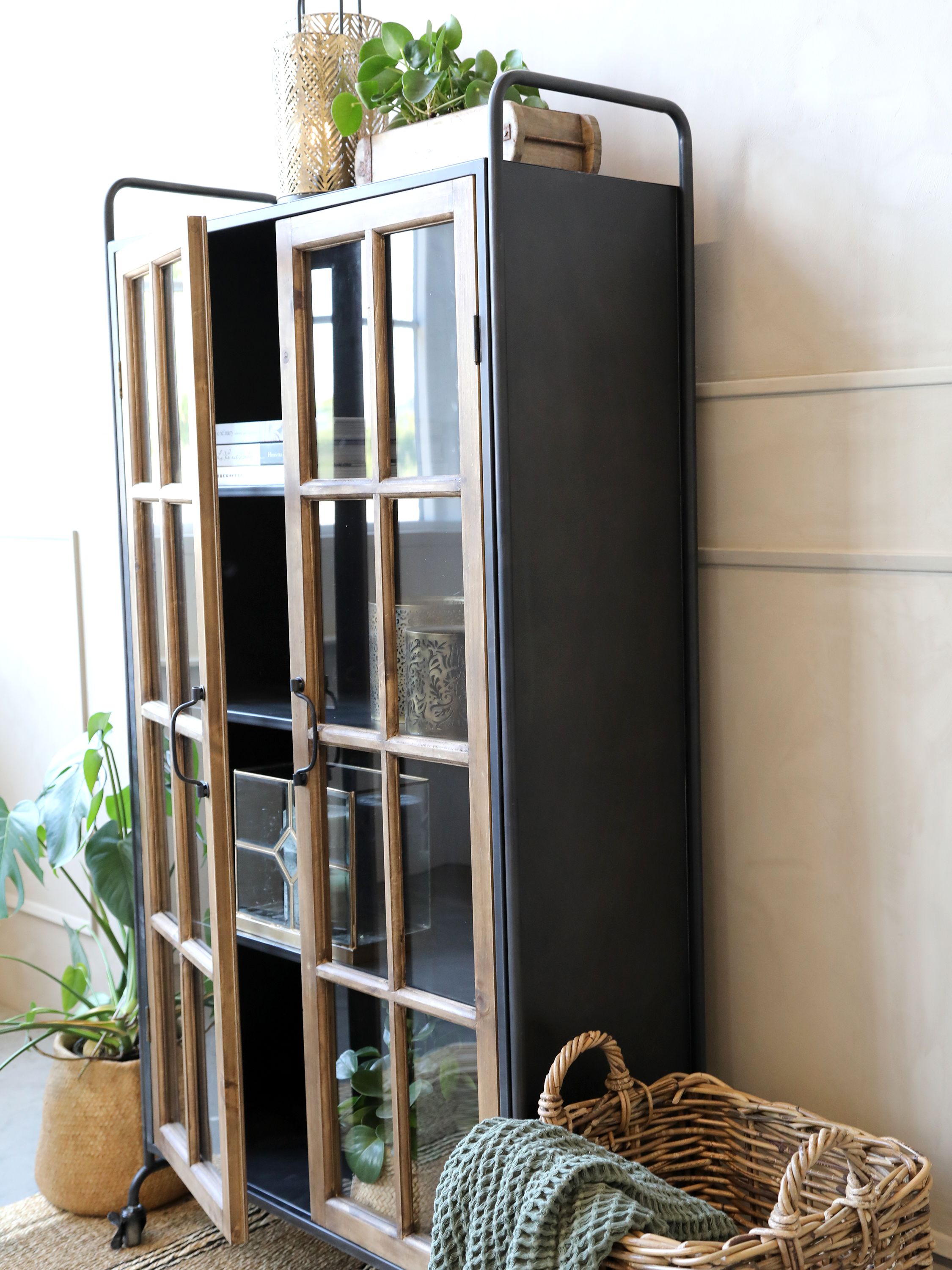 Vitrine auf Rollen mit Holztüren, antique schwarz