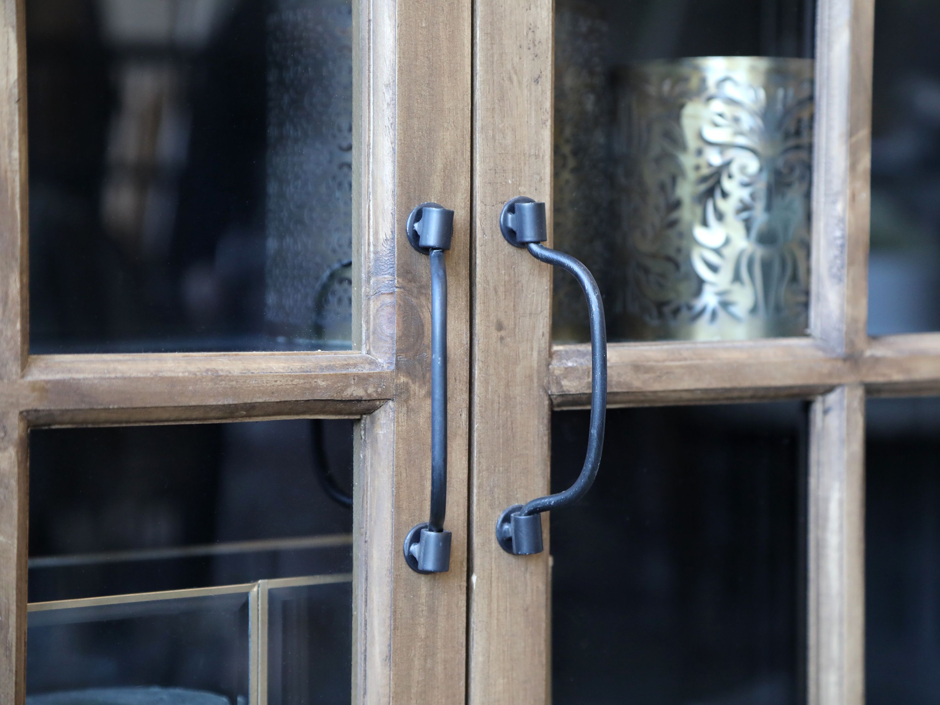 Vitrine auf Rollen mit Holztüren, antique schwarz