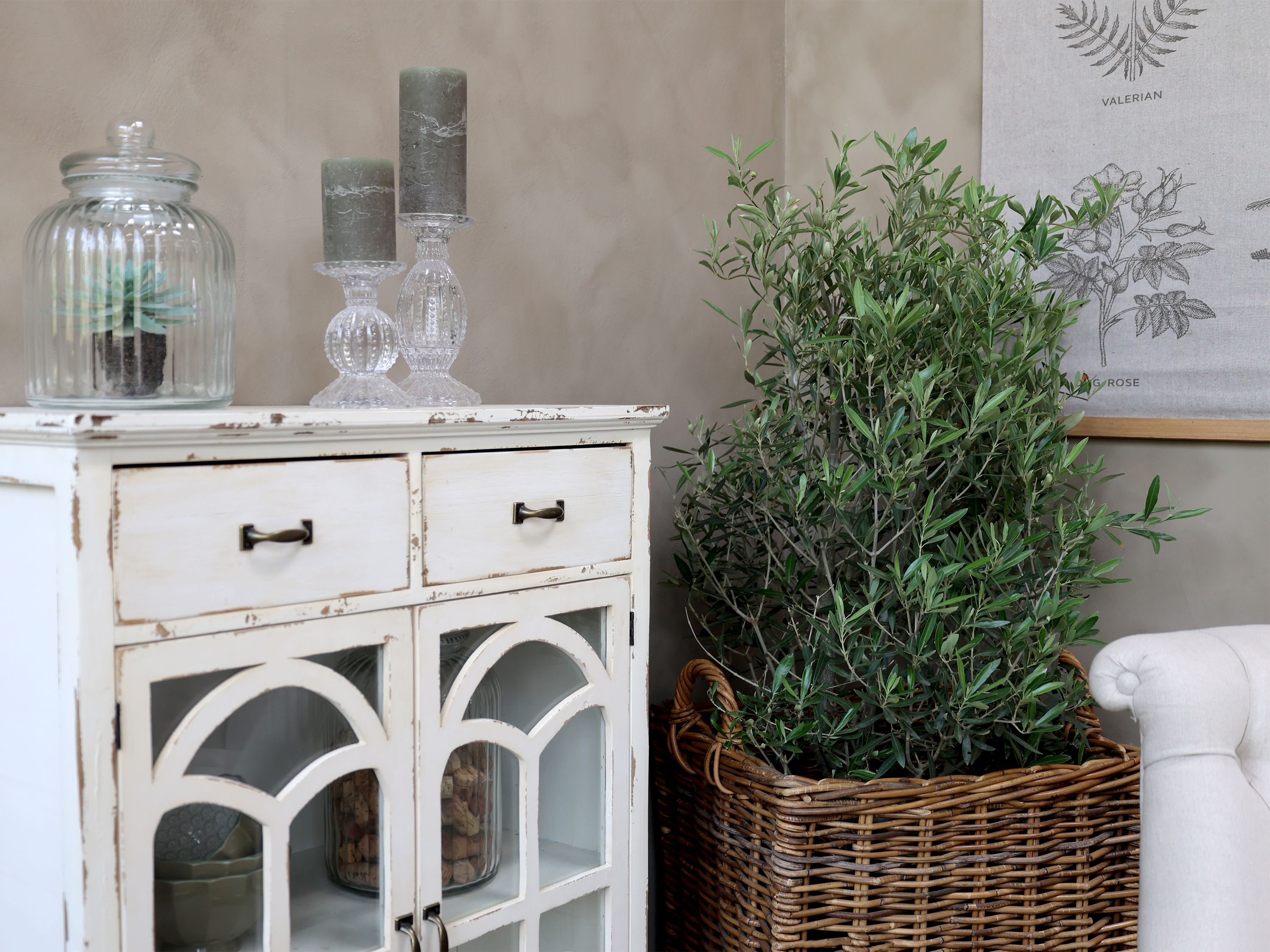 Vitrinenschrank mit Glastüren in Antique Creme