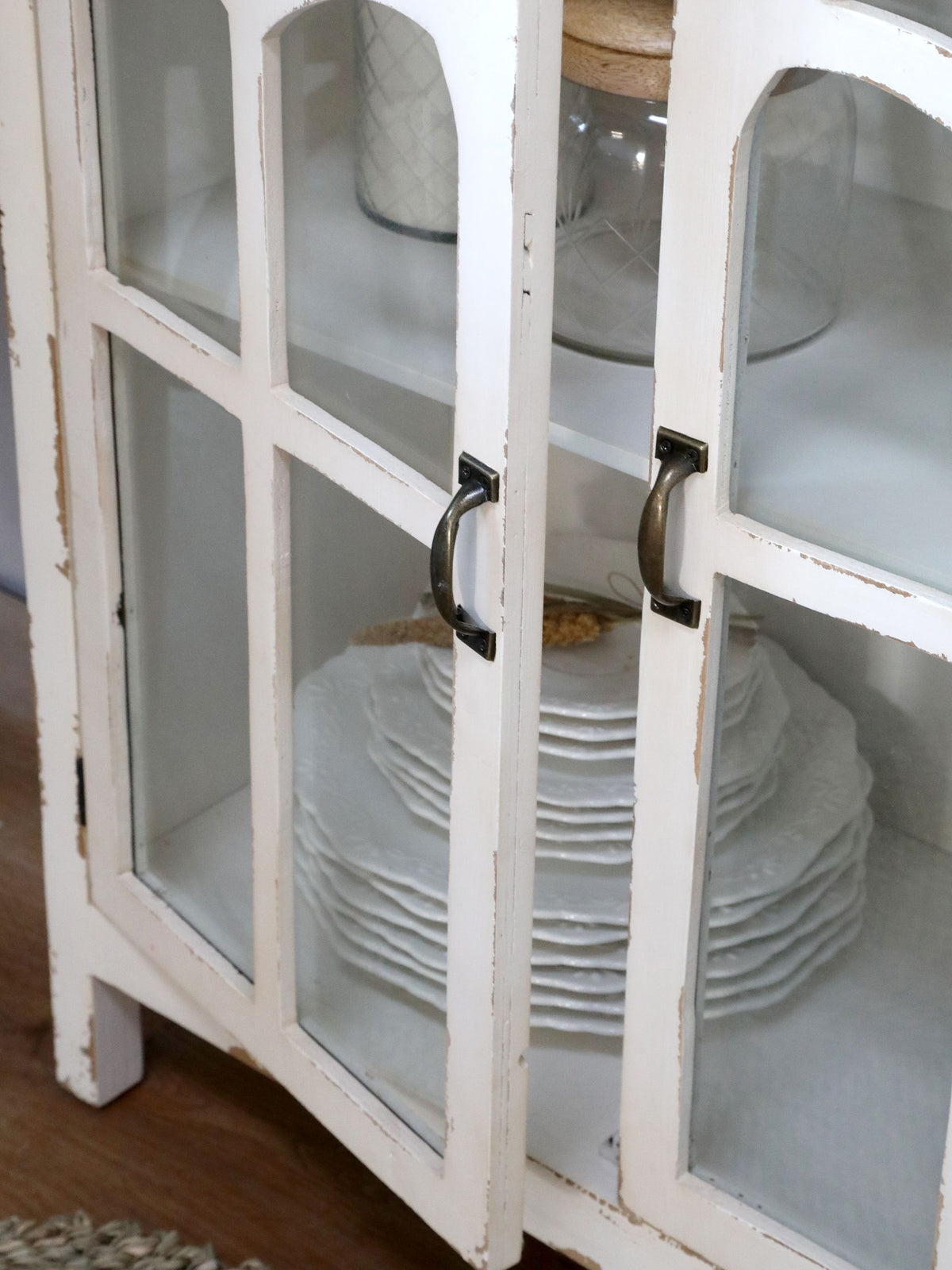 Vitrinenschrank mit Glastüren in Antique Creme