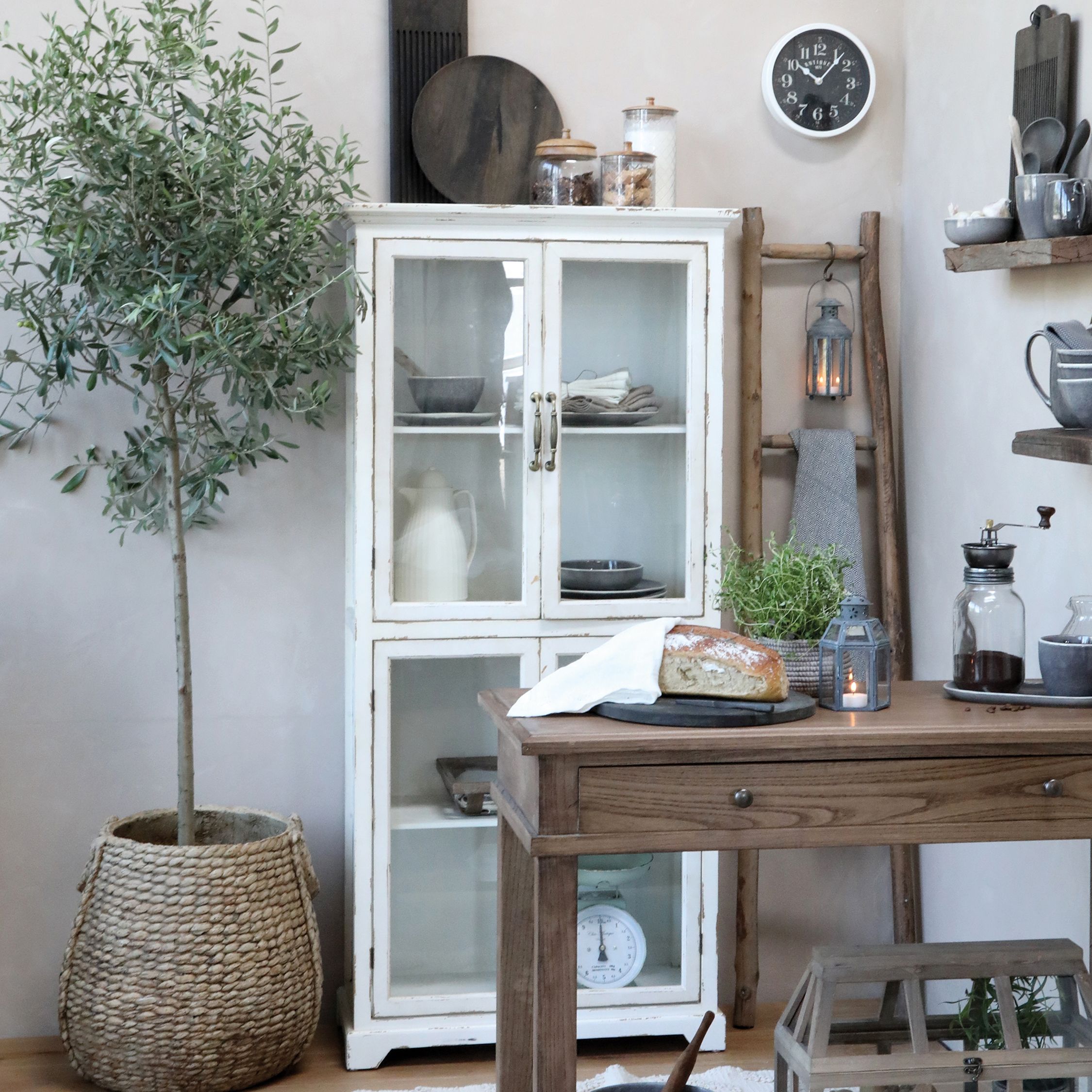 Vitrinenschrank mit 4 Glastüren in Antique Creme