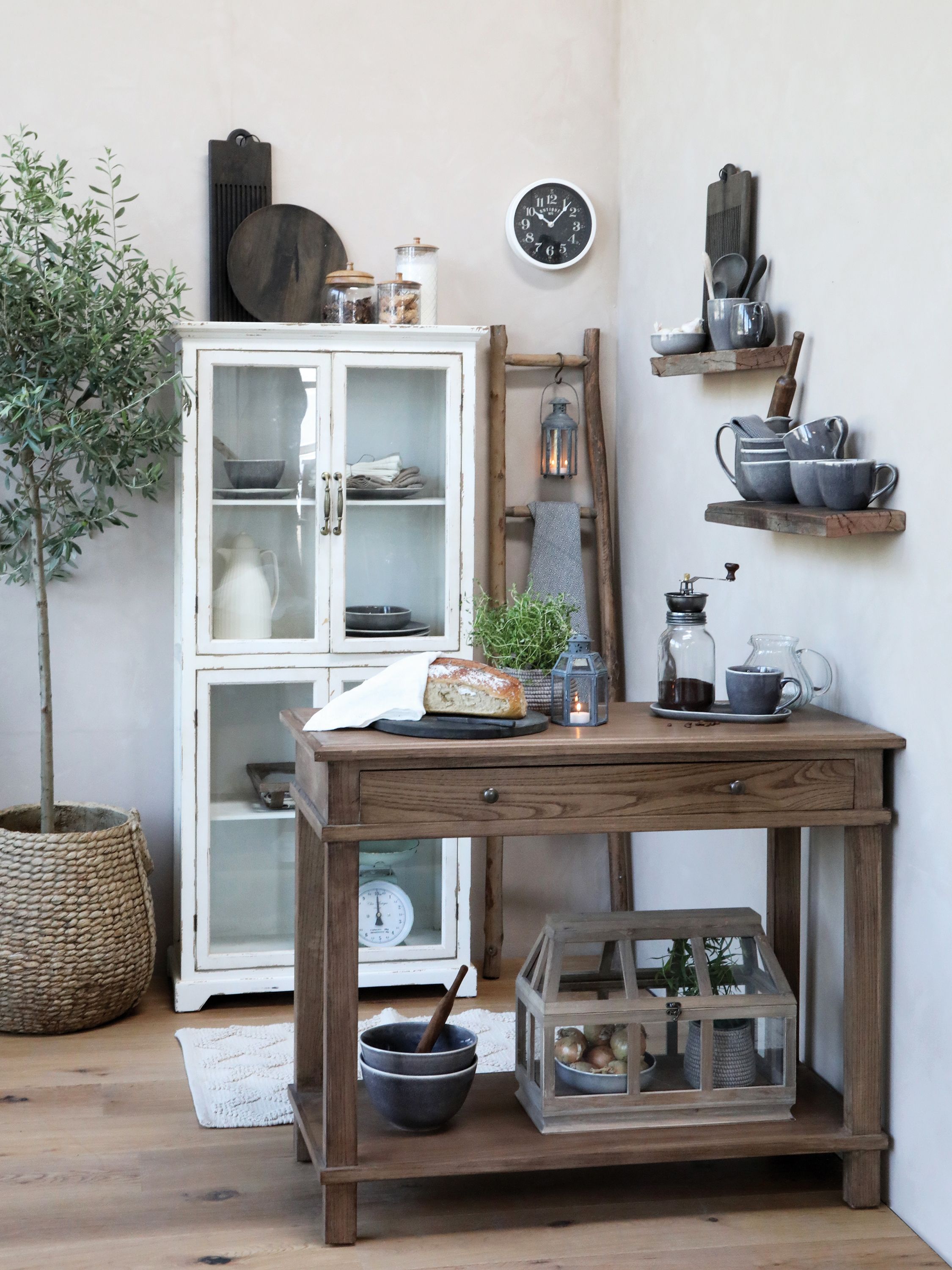 Vitrinenschrank mit 4 Glastüren in Antique Creme
