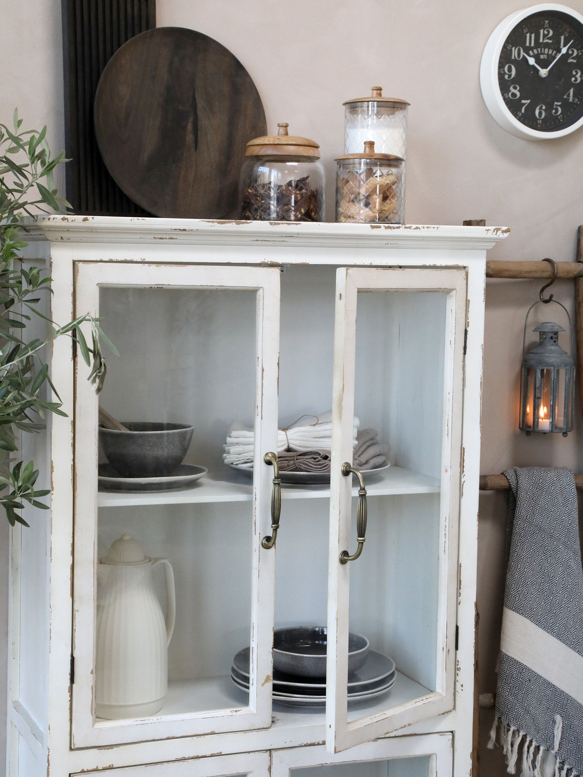 Vitrinenschrank mit 4 Glastüren in Antique Creme