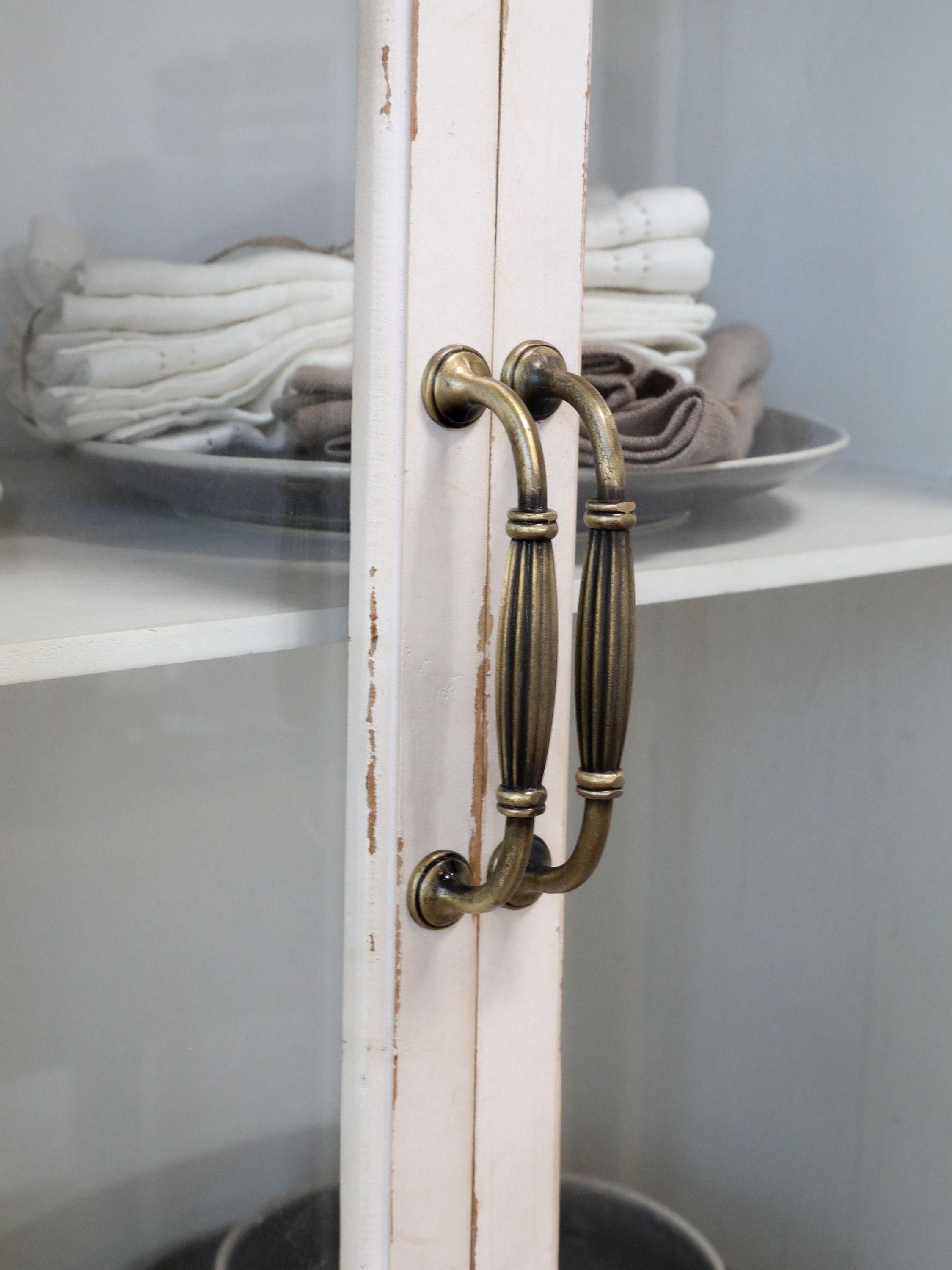 Vitrinenschrank mit 4 Glastüren in Antique Creme